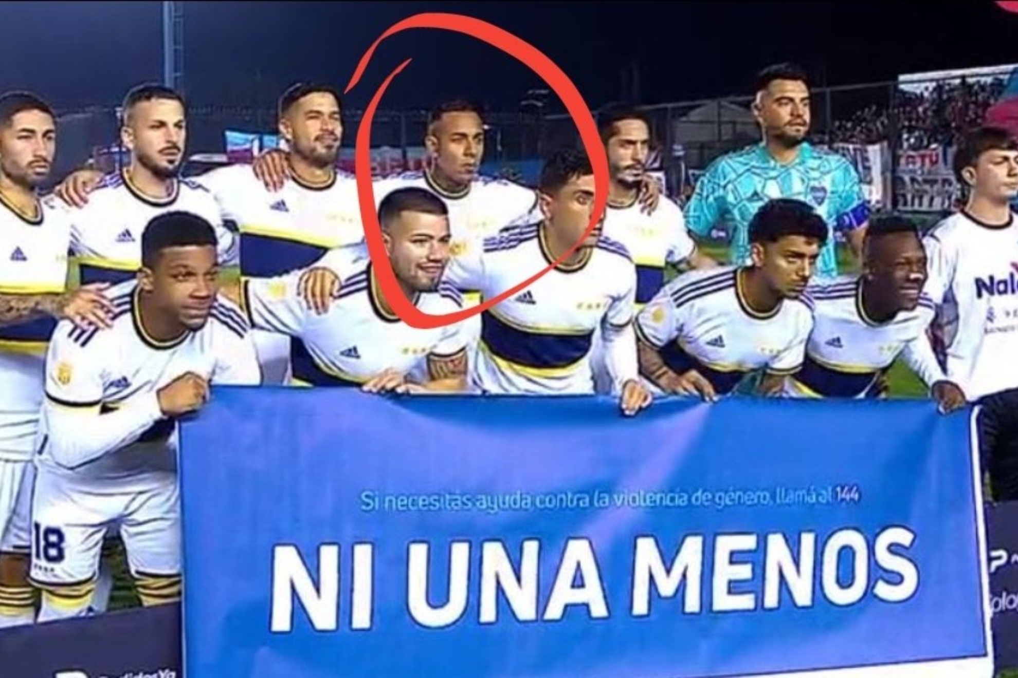 Sebastían Villa y el resto de los jugadores de Boca posando con una pancarta contra la violencia machista