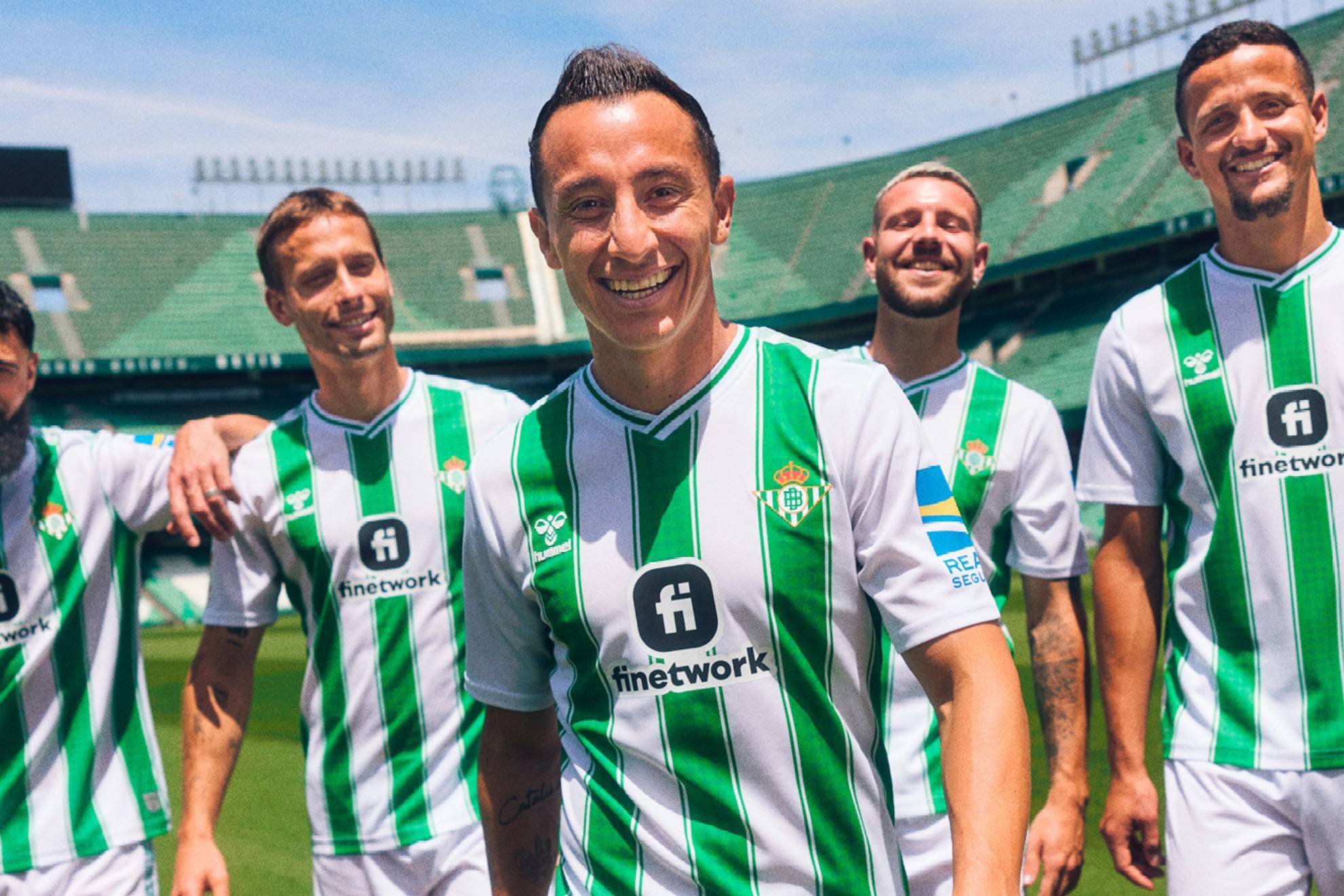 Andrés Guardado encabezó la publicidad del nuevo jersey del Betis