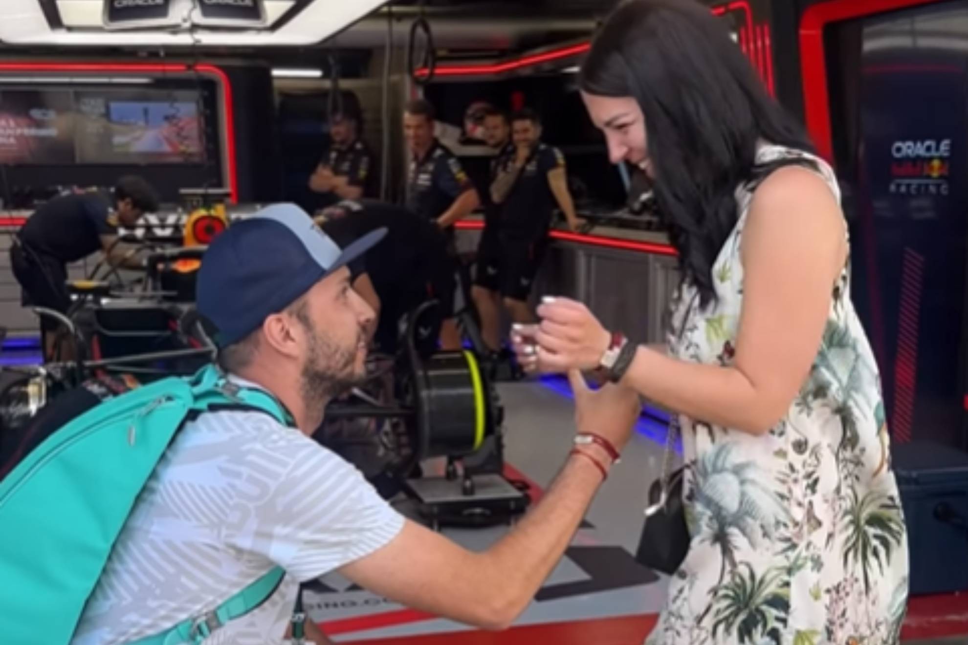 Piden matrimonio enfrente del monoplaza de Red Bull en el GP de España
