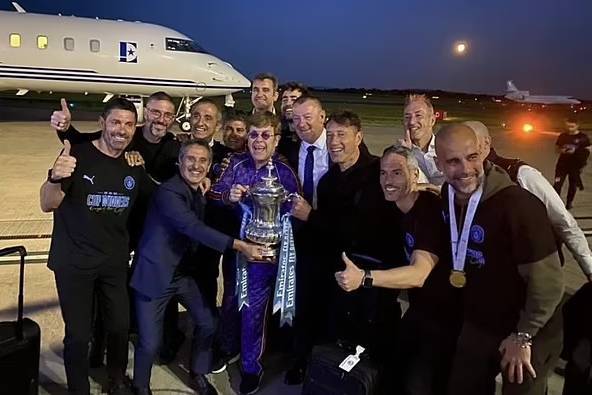 Elton John y la emocionante celebración con los jugadores de Manchester City tras el título de FA Cup