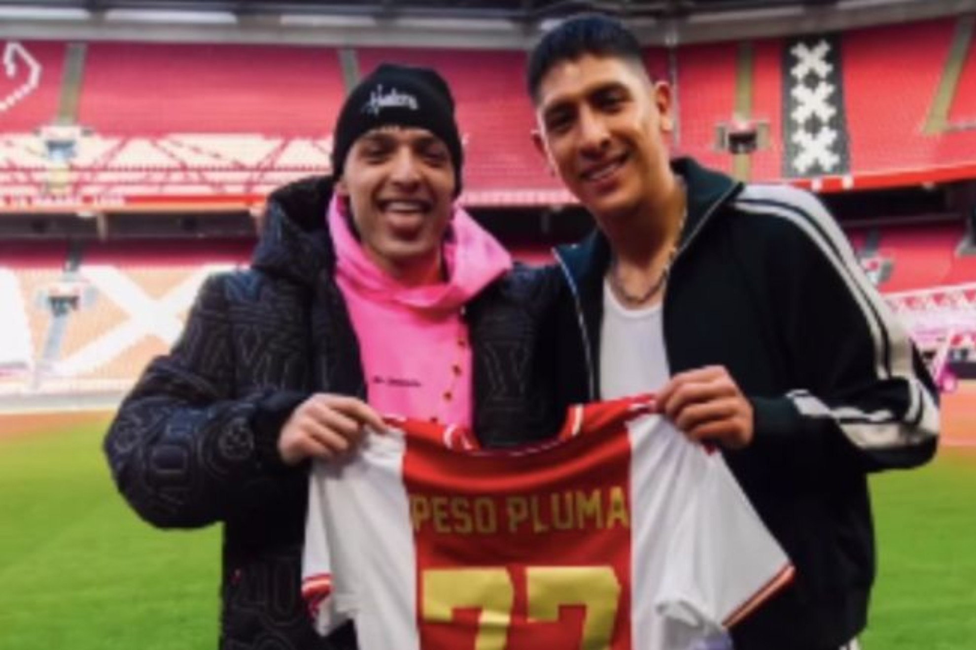 Peso Pluma y Edson Álvarez en el Amsterdam Arena.
