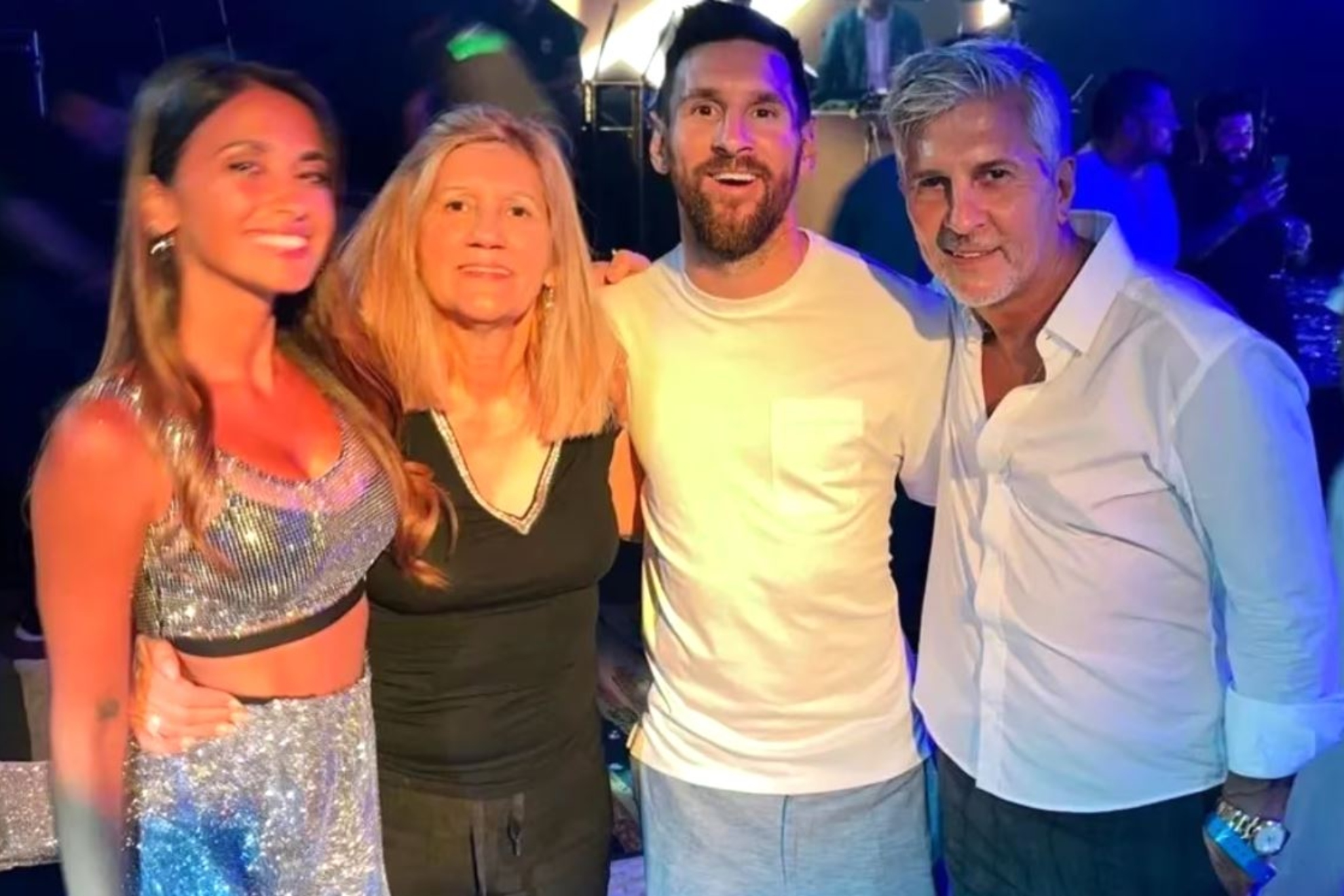 Lionel Messi, con sus padres y su esposa.