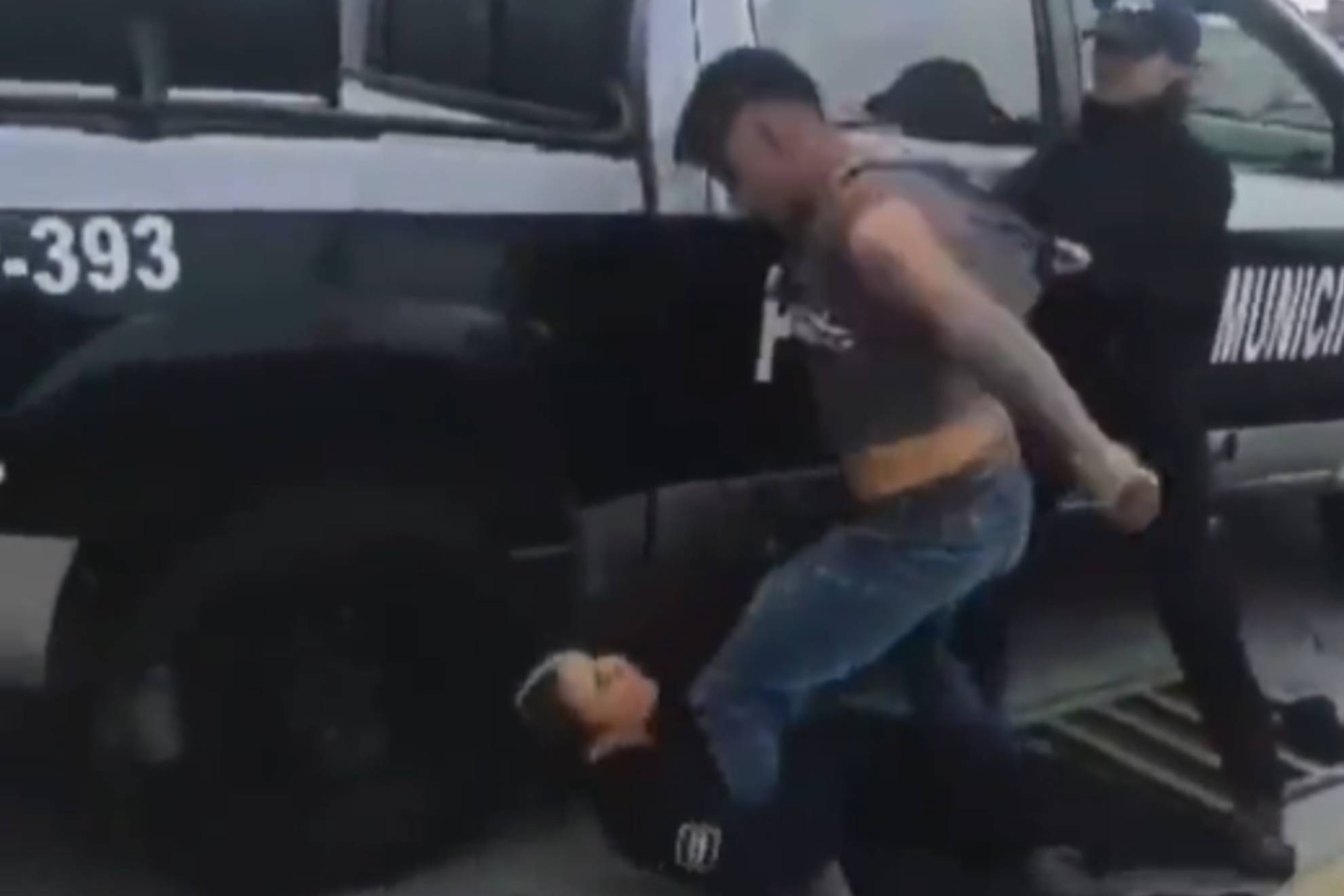El hombre se resistió a ser detenido y golpeó a la mujer policía en repetidas ocasiones
