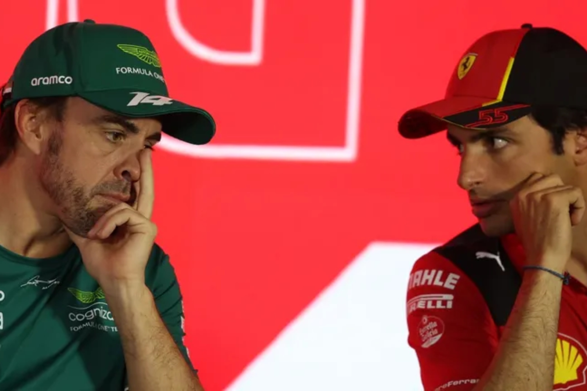 Alonso y Sainz dialogan durante un descanso,