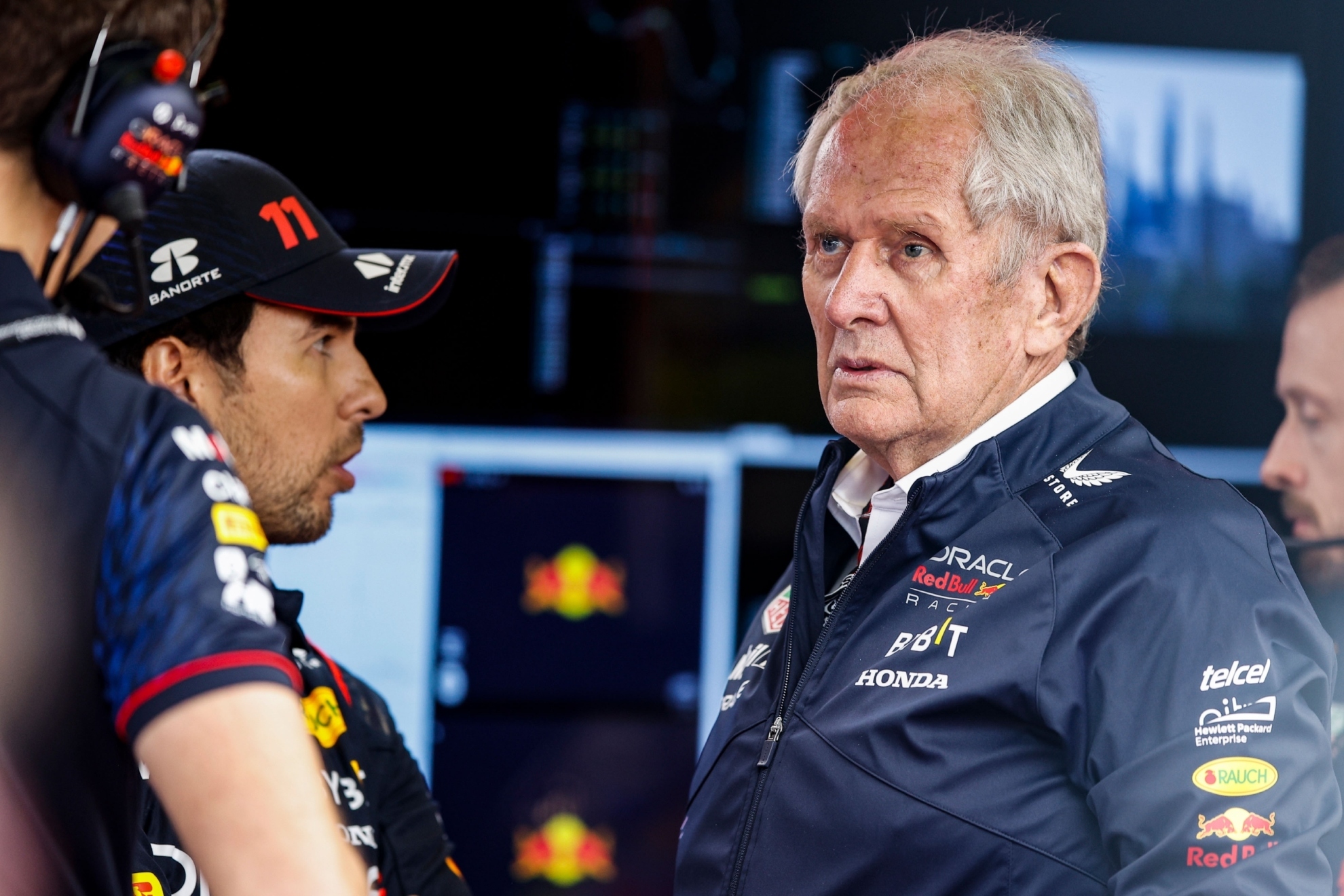 Marko y Pérez dialogan durante un Gran Premio.