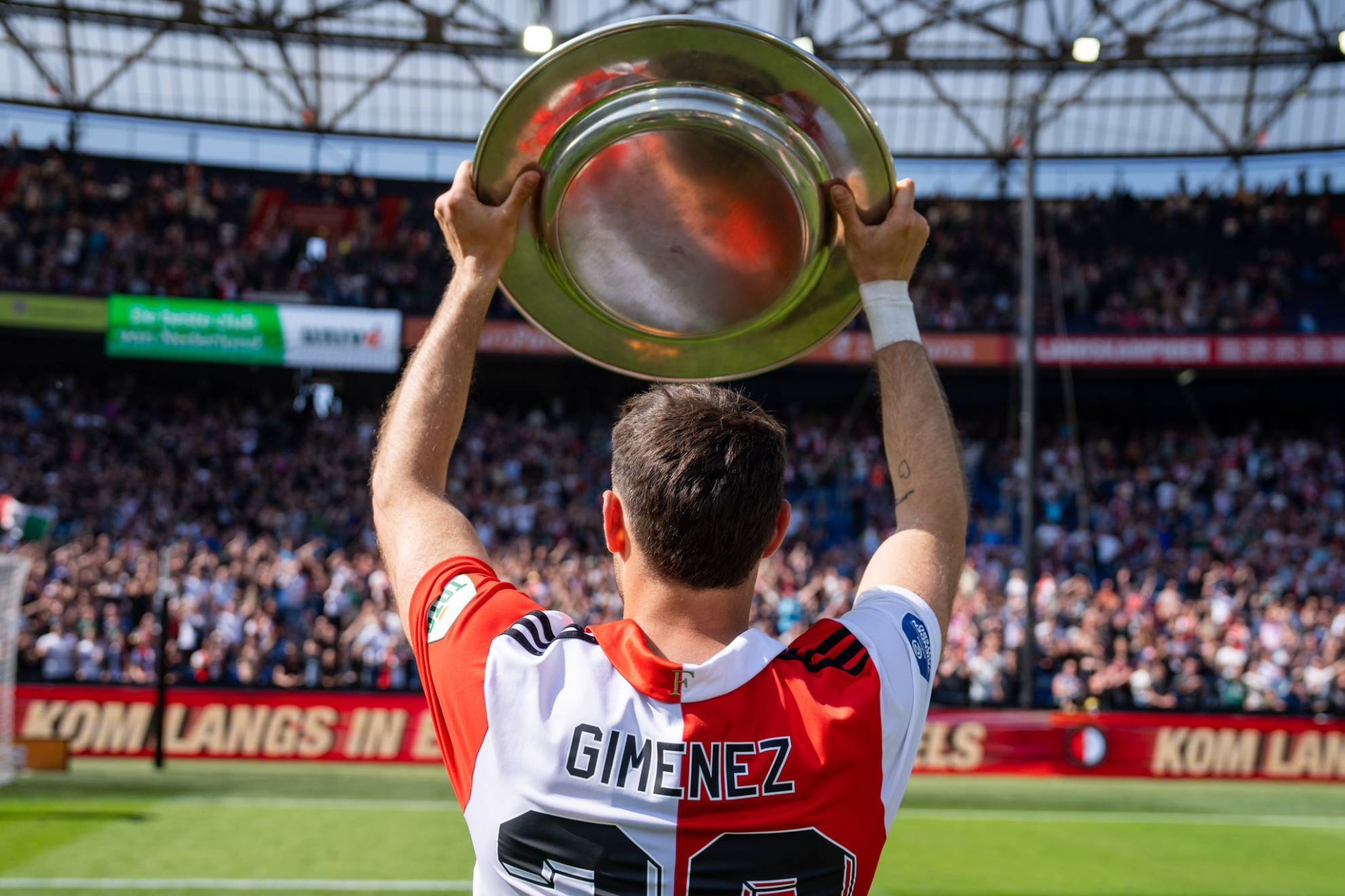 Santi Giménez fue campeón en la Eredivisie de Holanda