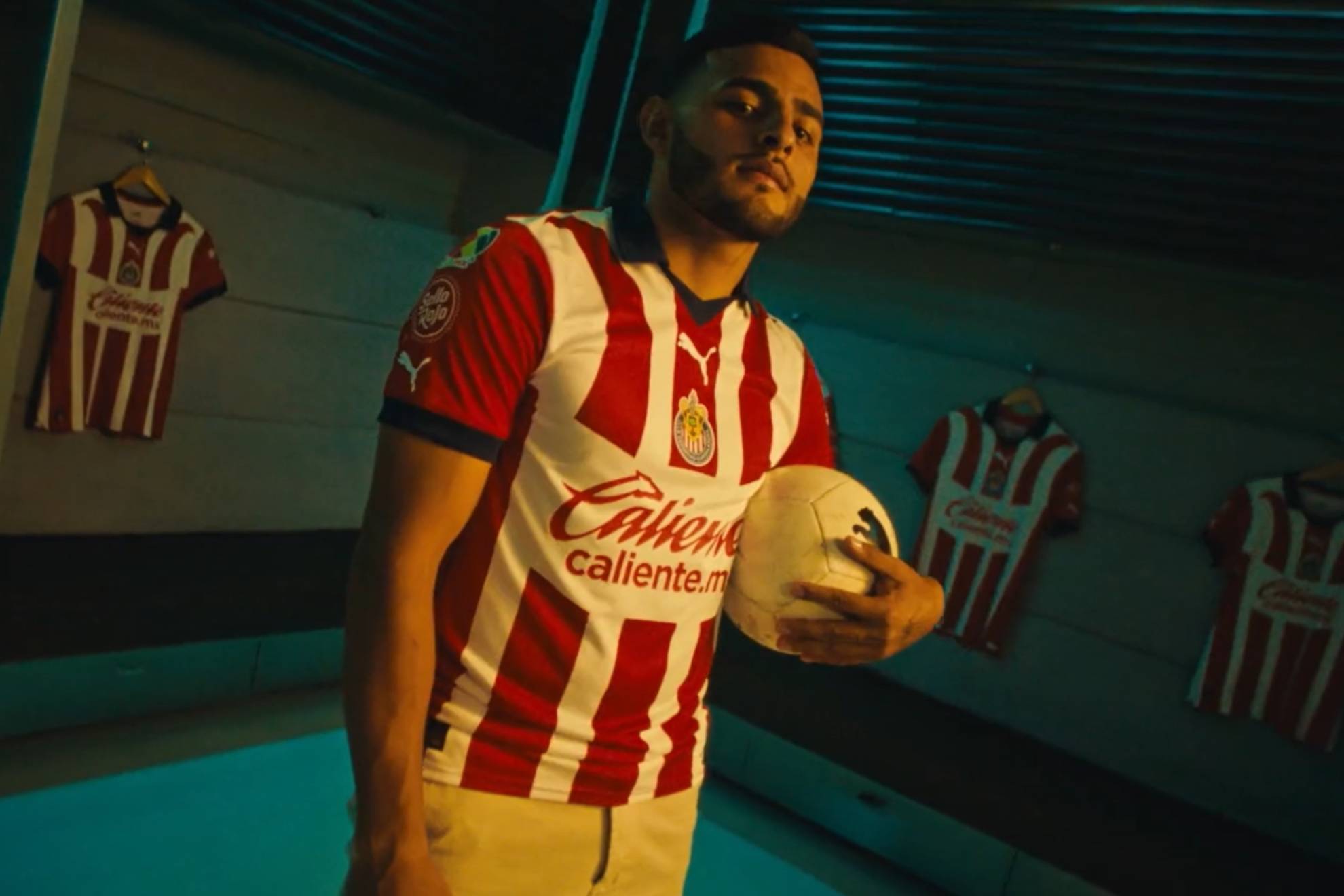 Chivas presenta jersey para la Temporada 2023-24, y es víctima de burlas