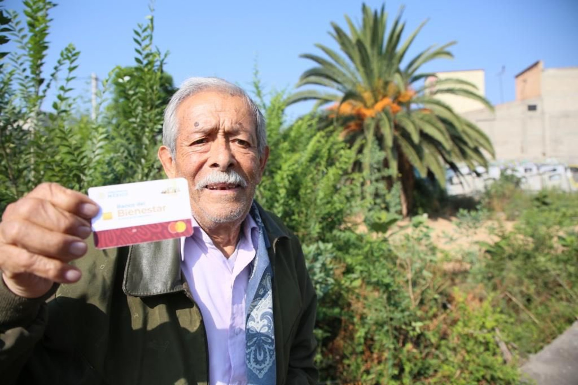 Adulto mayor recibe su tarjeta del Banco del Bienestar para recibir el apoyo del programa.