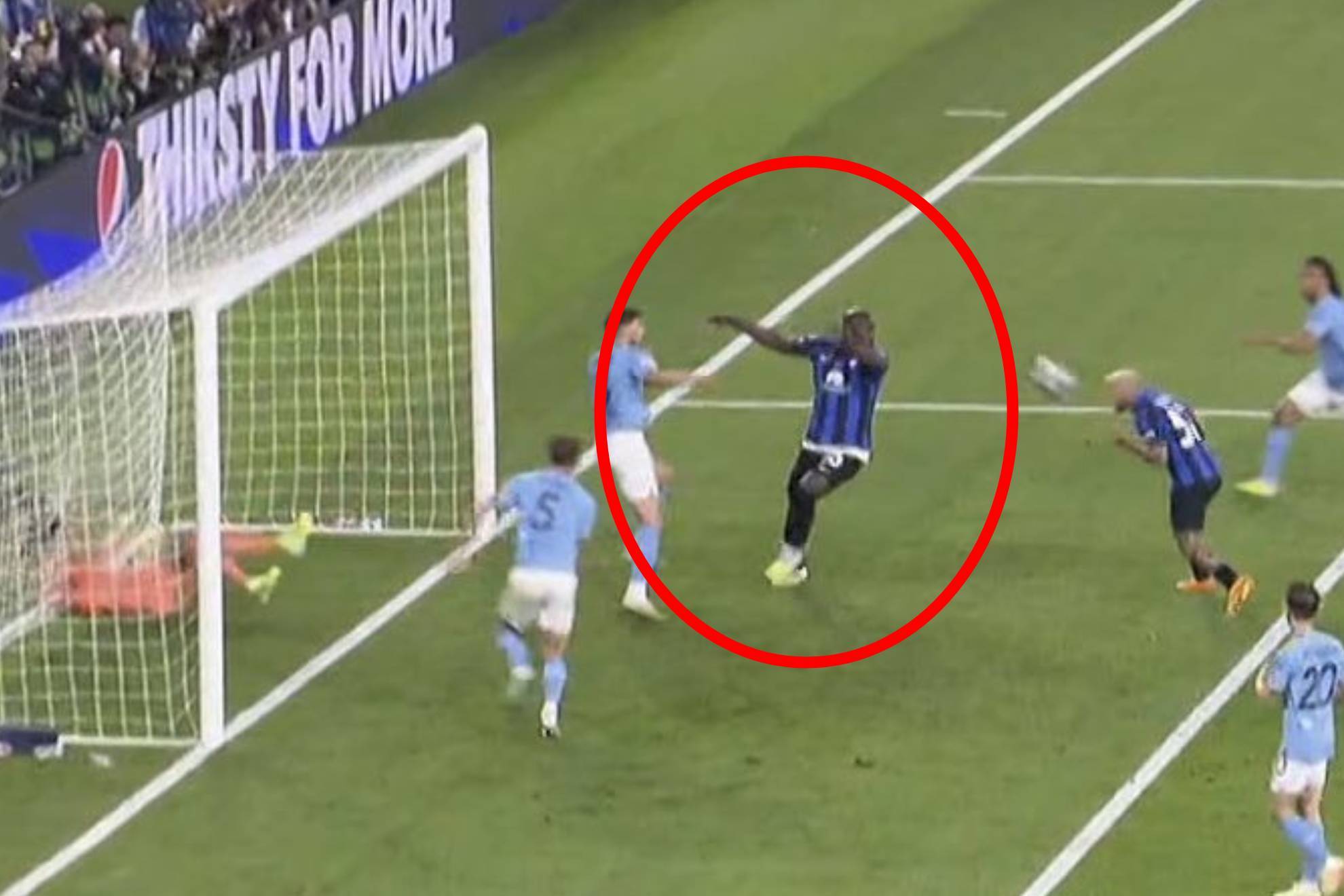 El inverosmil bloqueo de Lukaku que lo convirtieron en el mejor defensa del City