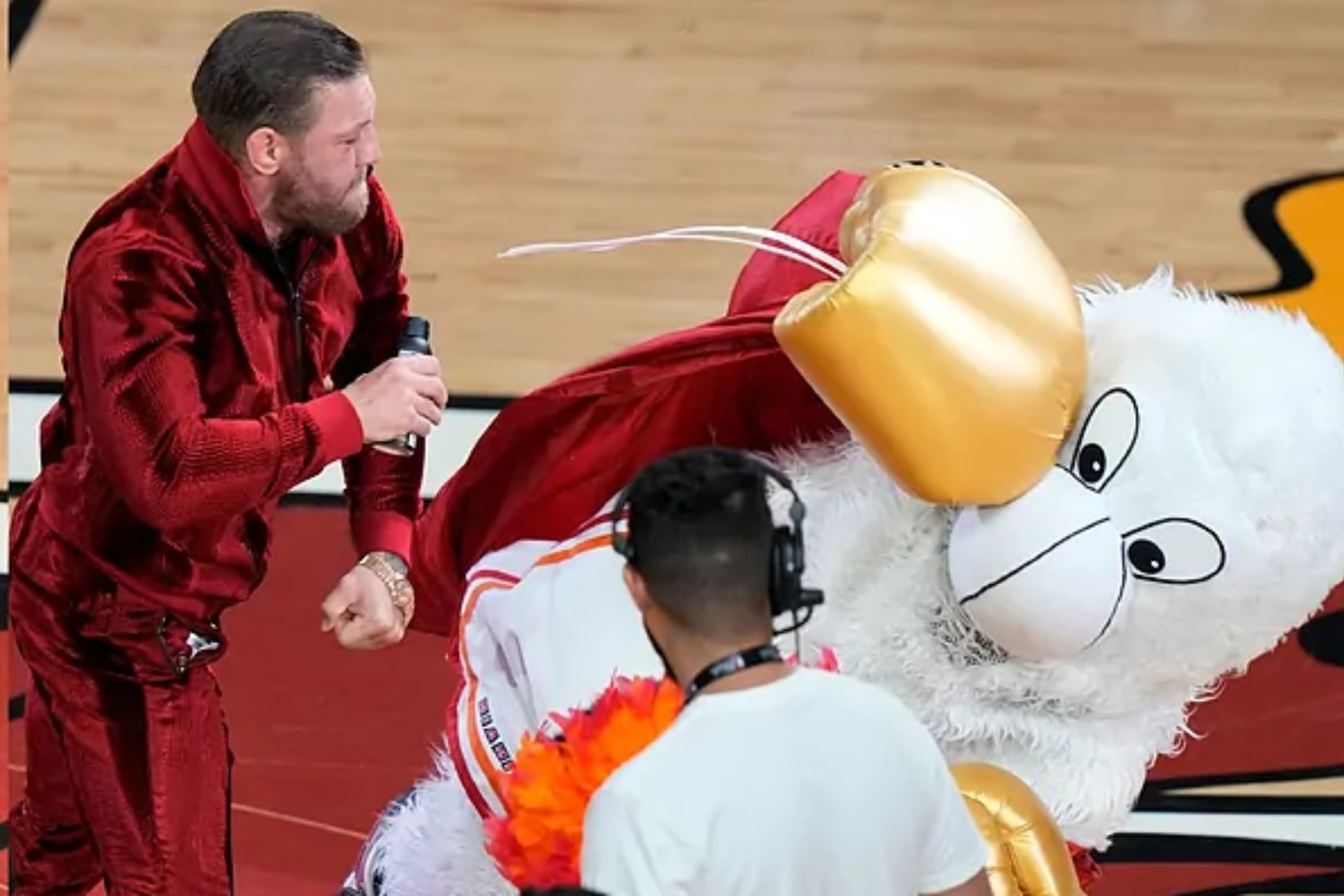Conor McGregor no midi su fuerza y noque a "Burnie" la Mascota de Miami Heat en la NBA
