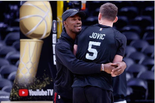 Butler bromea con Jovic en el entrenamiento previo al Game 5