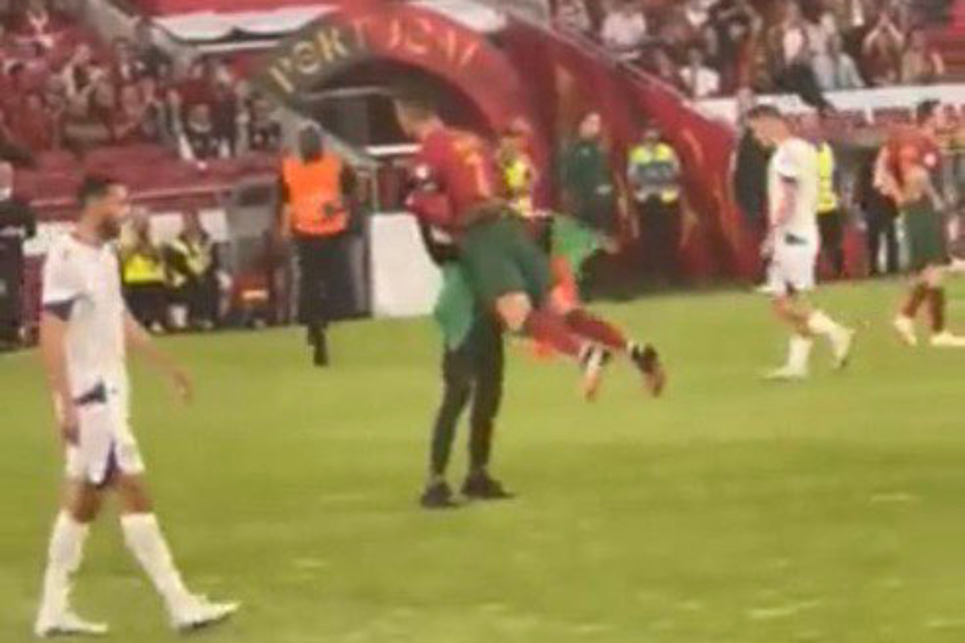 Aficionado invade la cancha, celebra y carga a Cristiano Ronaldo