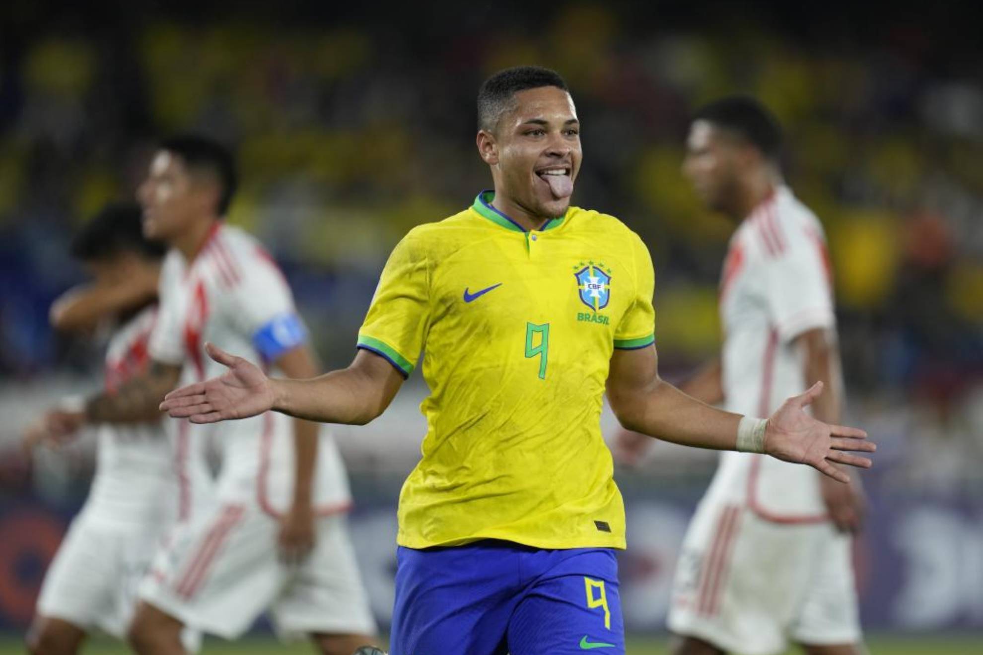 Vitor Roque festejando un gol con la seleccin Sub 20 de Brasil