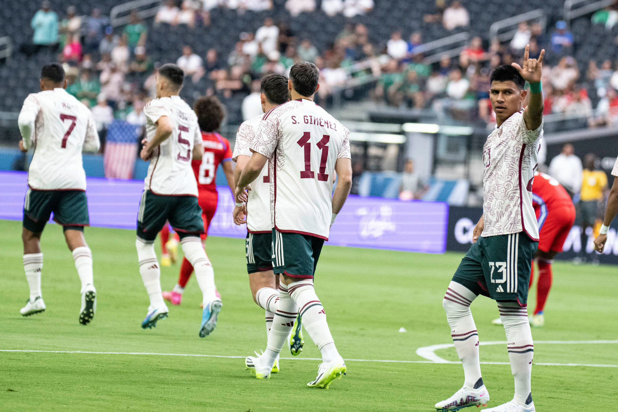 Jesús Gallardo festeja el gol en solitario que dio el triunfo a México
