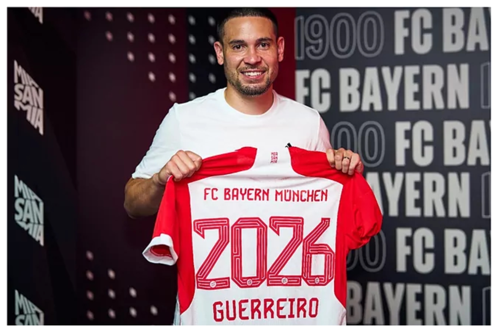 Raphael Guerreiro posa con su nueva camiseta del Bayern Munich