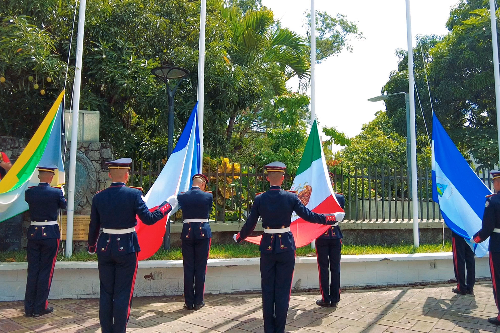 Izamimiento de la bandera mexicana en la Villa Centroamerica de San Salvador 2023
