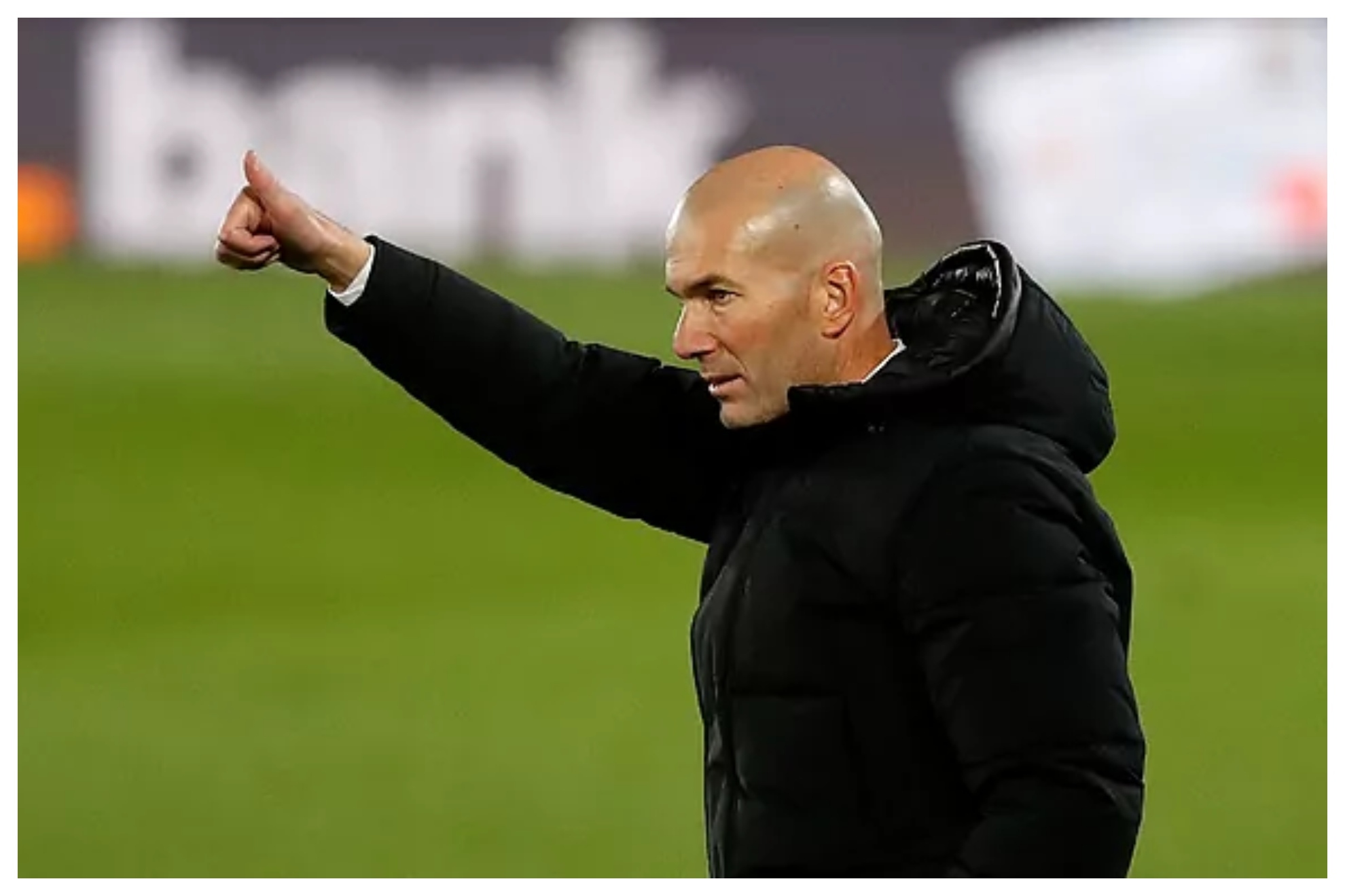 Zidane hace un gesto de aprobacin durante un partido