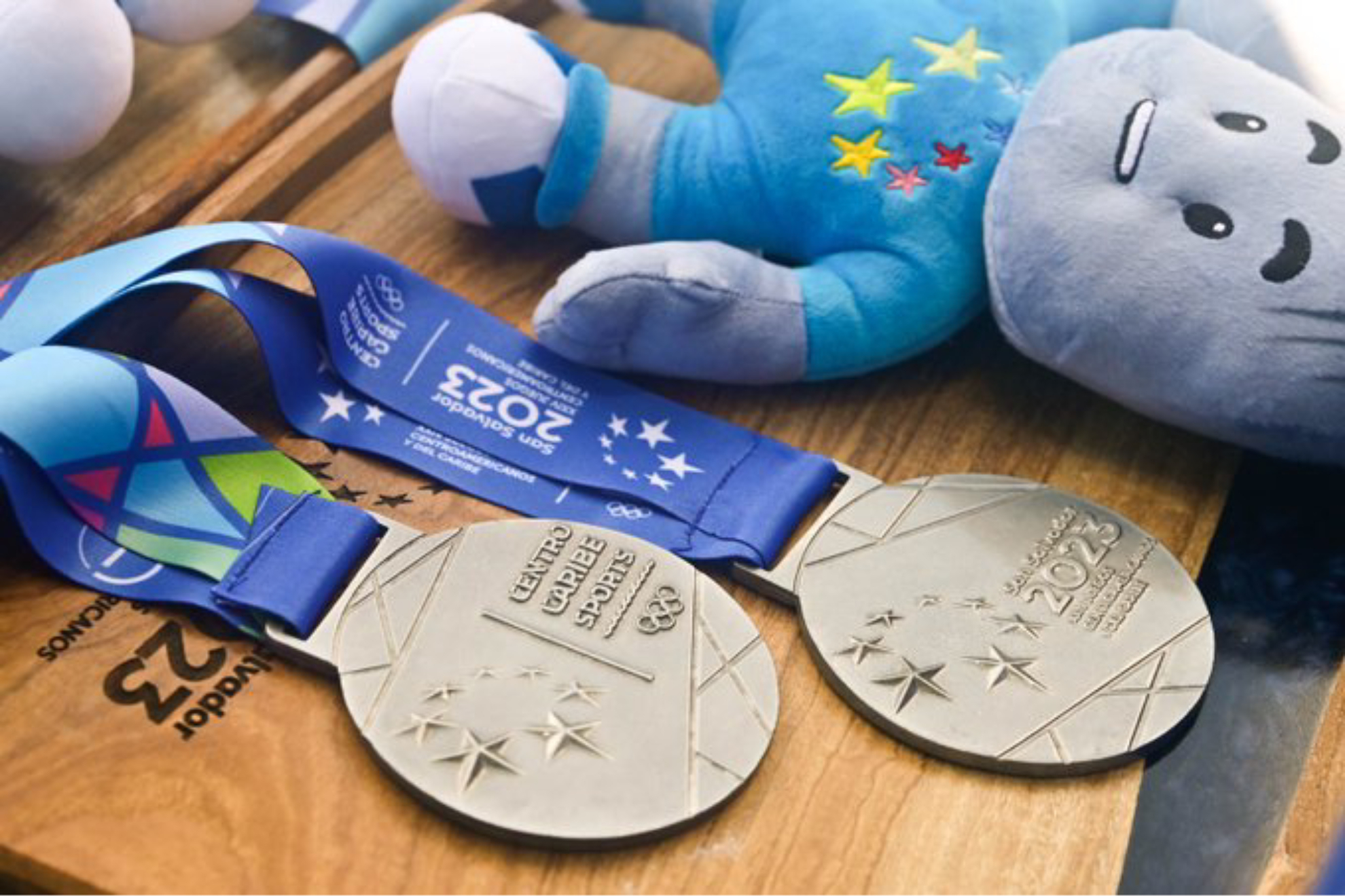 San Salvador 2023 medallas de plata y mascota