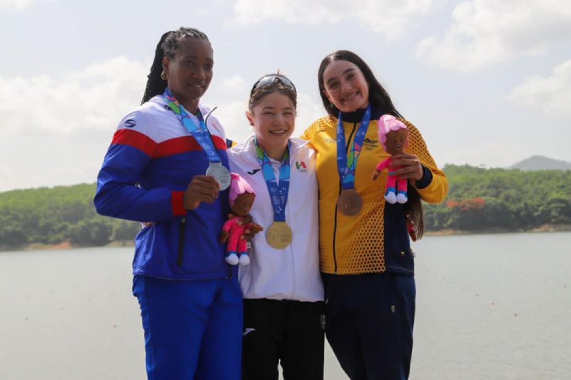 Beatriz Briones gana oro en Kayak.