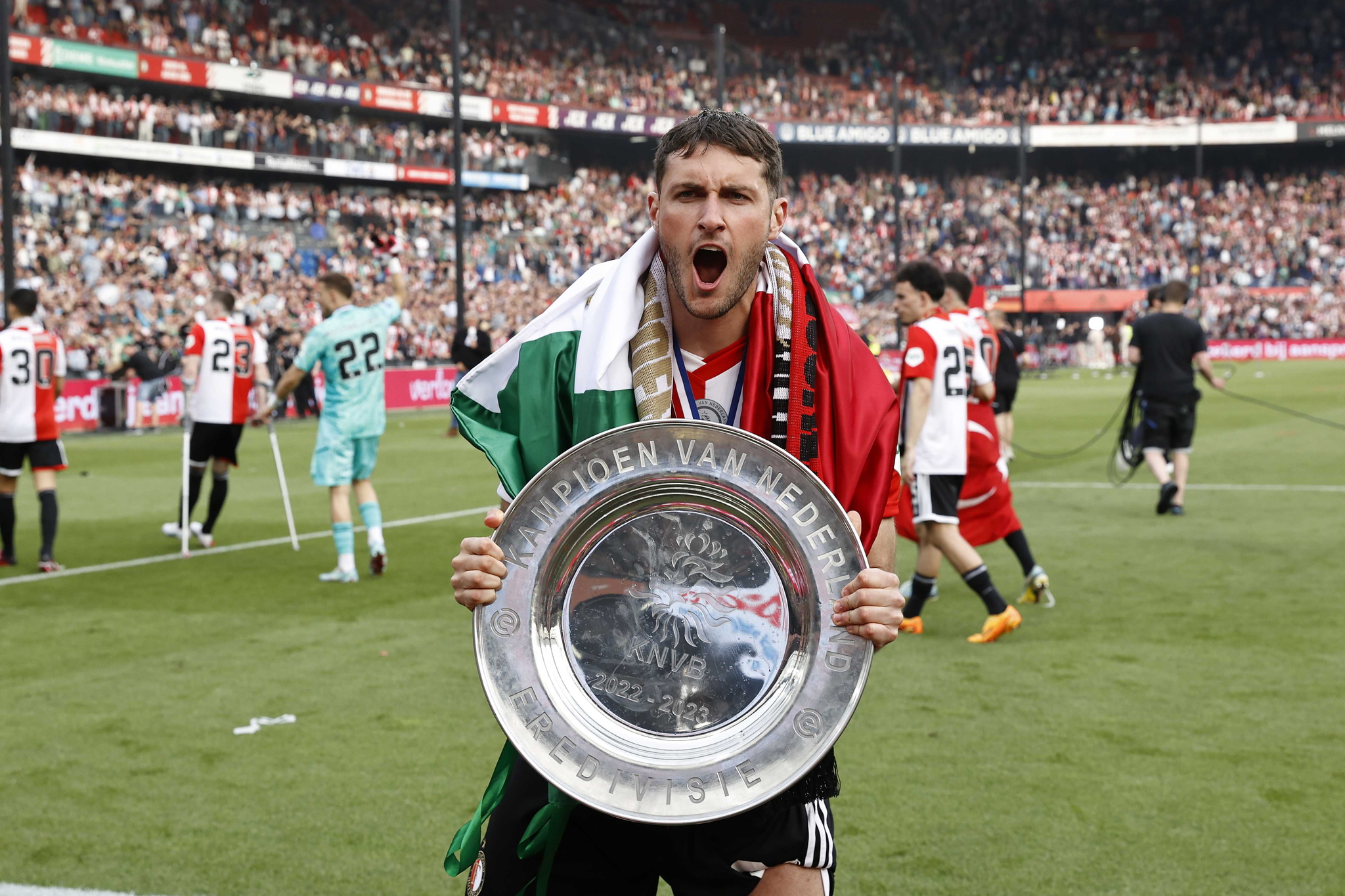 Santiago Gimnez celebra el campeonato de la Eredivisie al terminar el partido del Feyenoord contra Go Ahead Eagles
