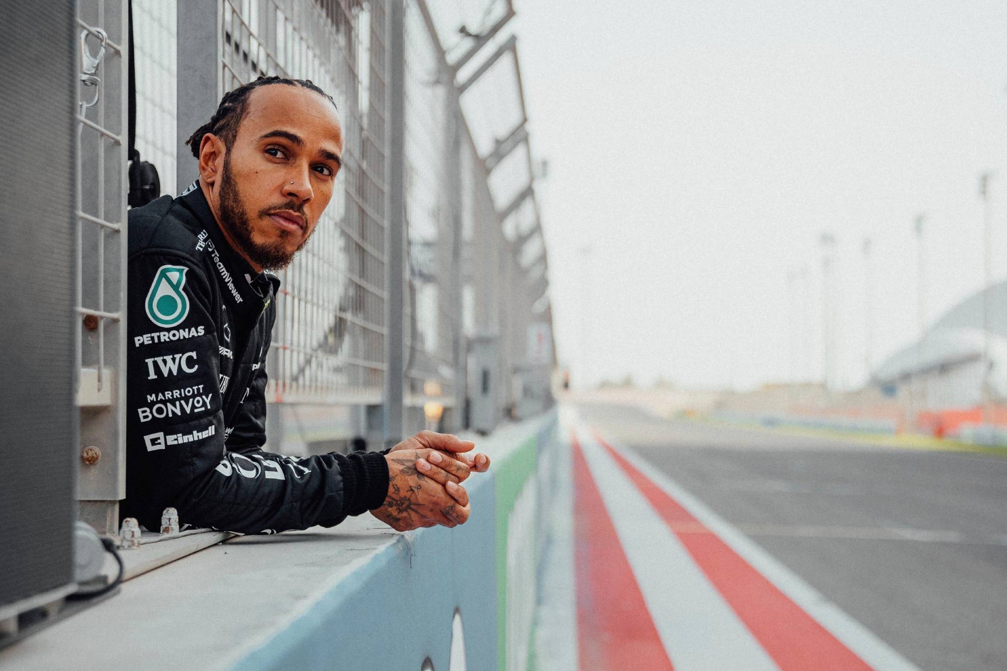 Lewis Hamilton observa la pista