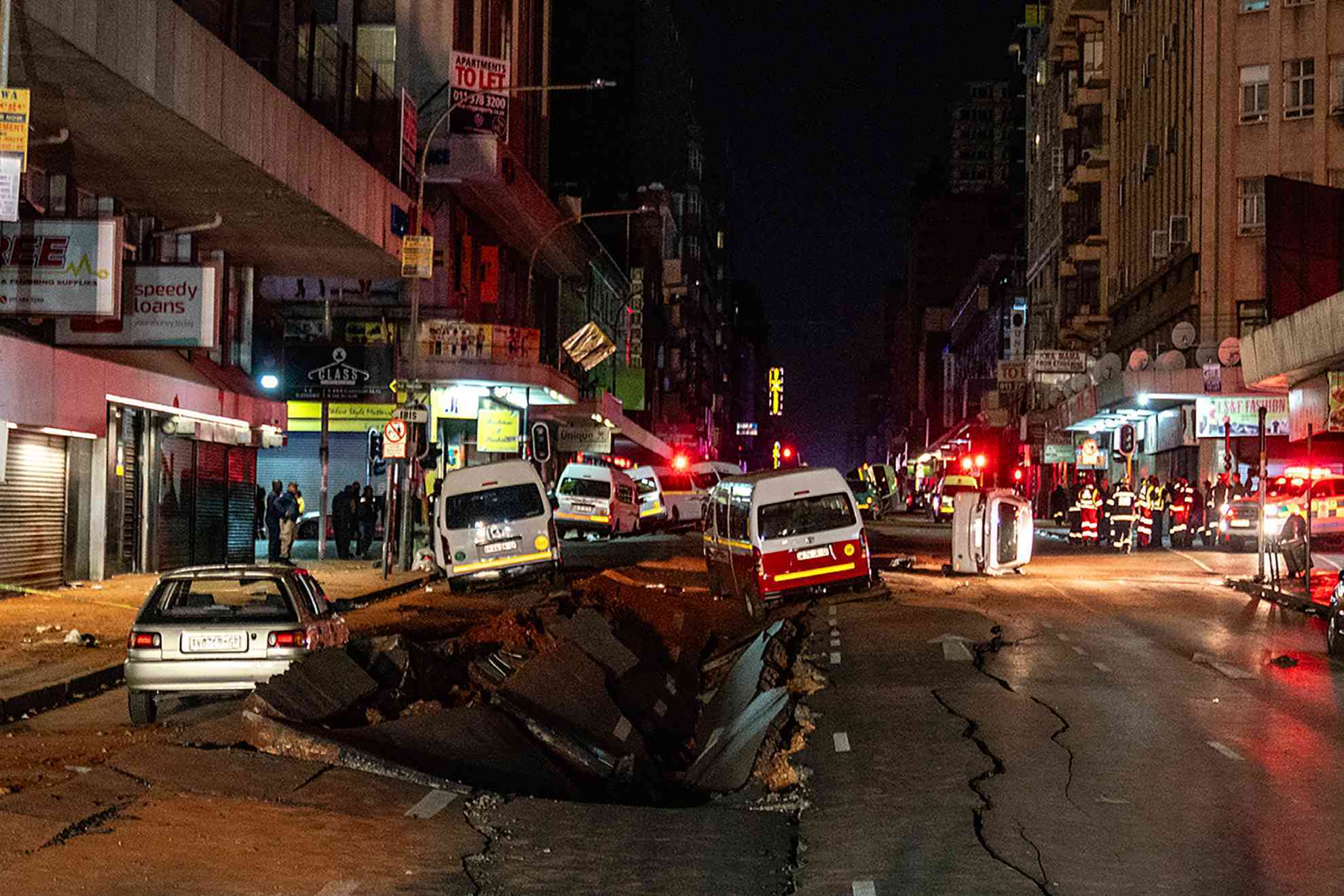 Sudfrica: Explosin parte calle en dos, hay un muerto y casi 50 heridos