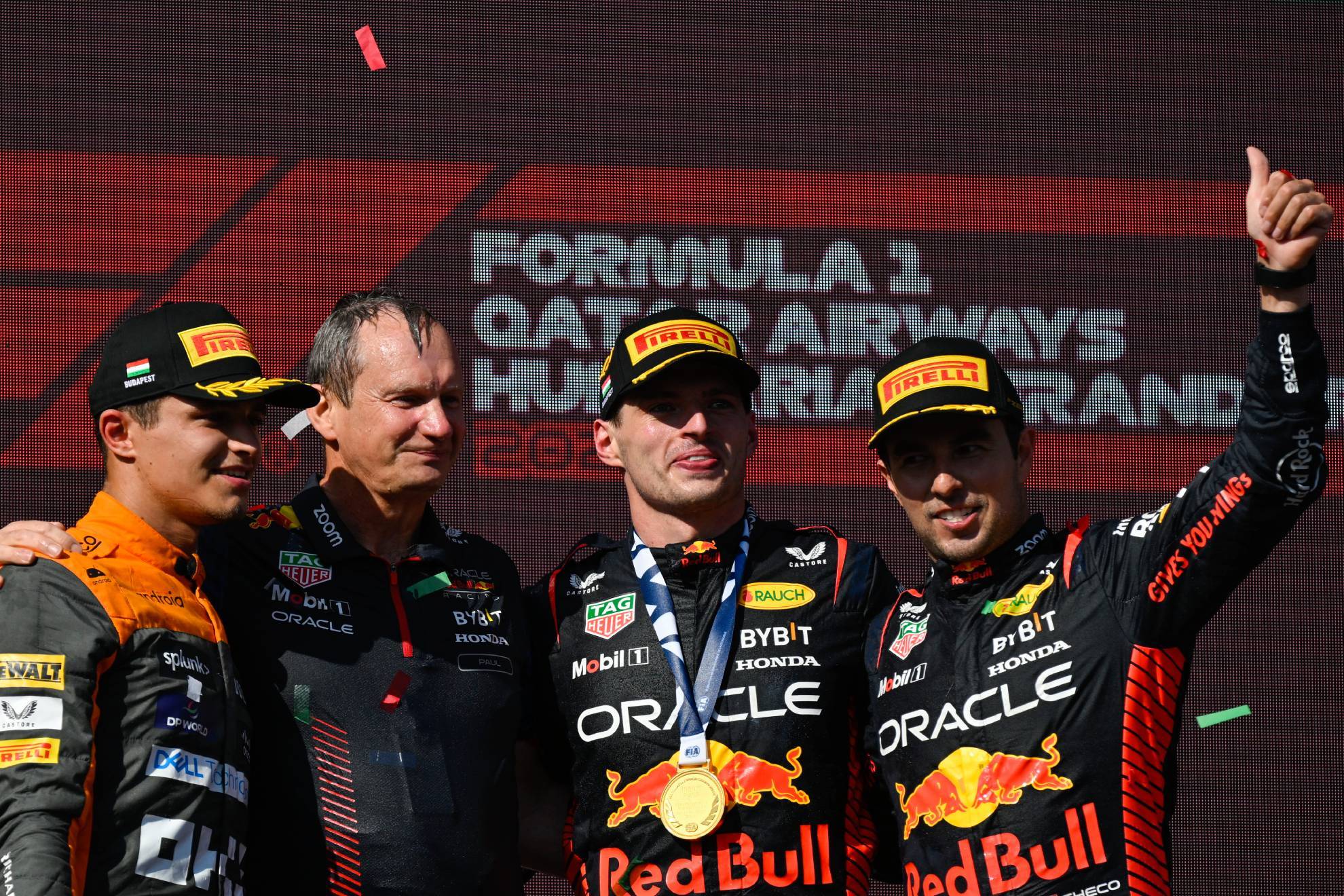 Checo en el podio de Hungra, con Verstappen (1) y Norris (2)