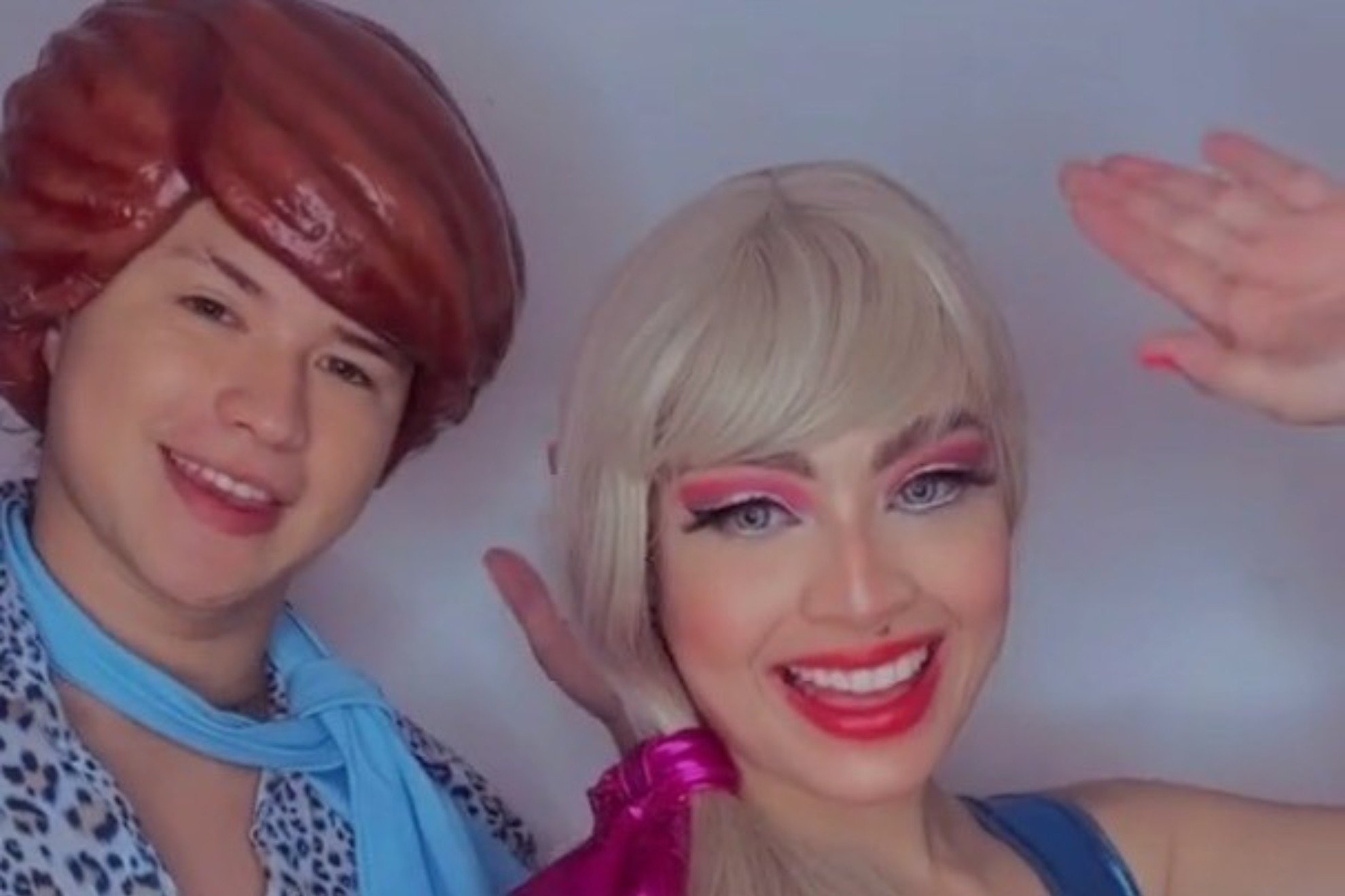 Pareja de amigos se viste como Barbie y Ken de la película Toy Story