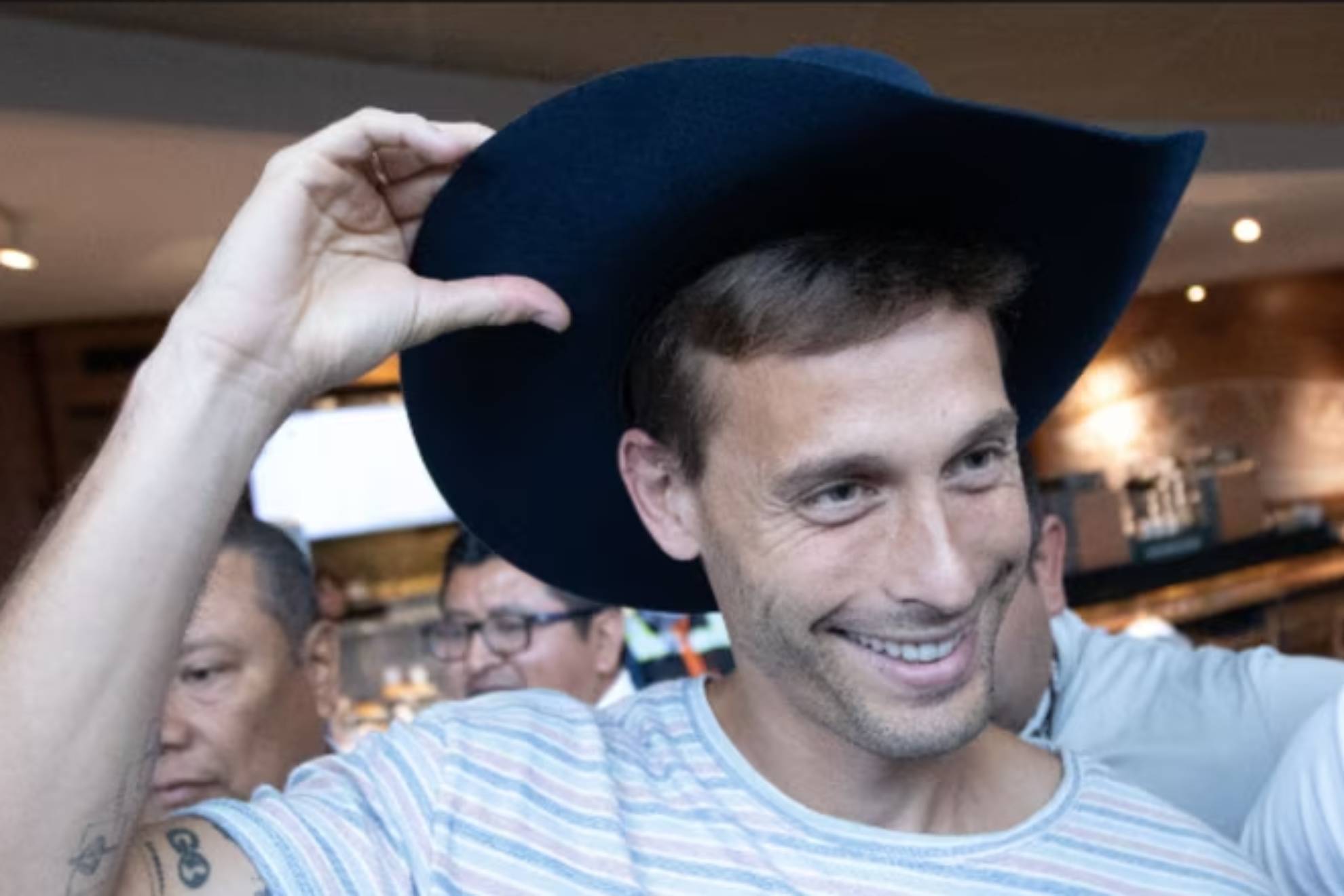 Sergio Canales Arriba A Monterrey Con Mariachis Cantándole - Video ...