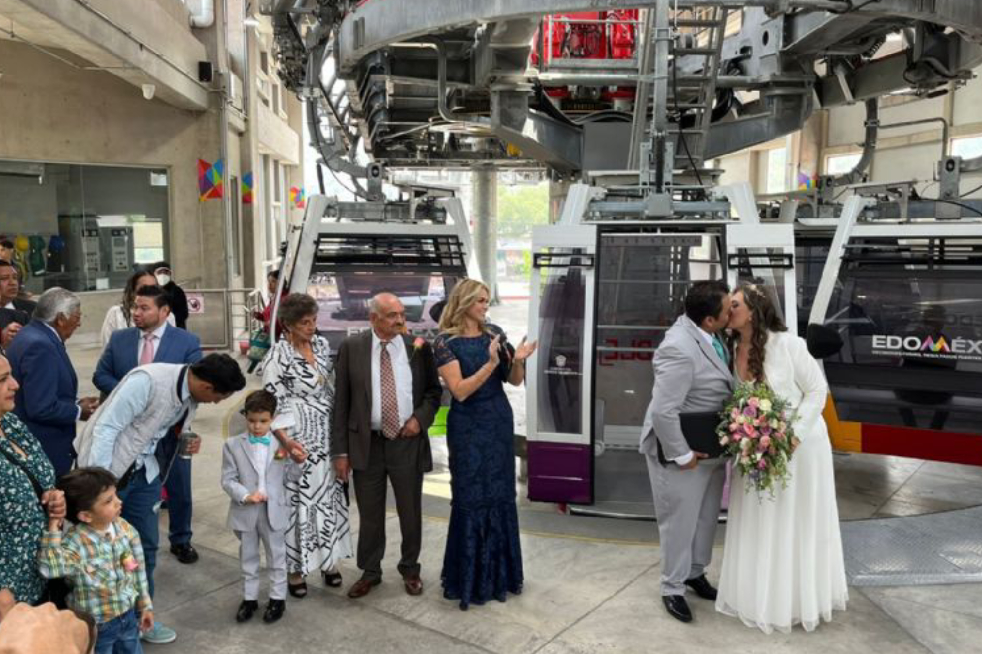 Con luna de miel como teleférico de Ecuador? Se celebra la primera boda en  el Mexicable | MARCA México