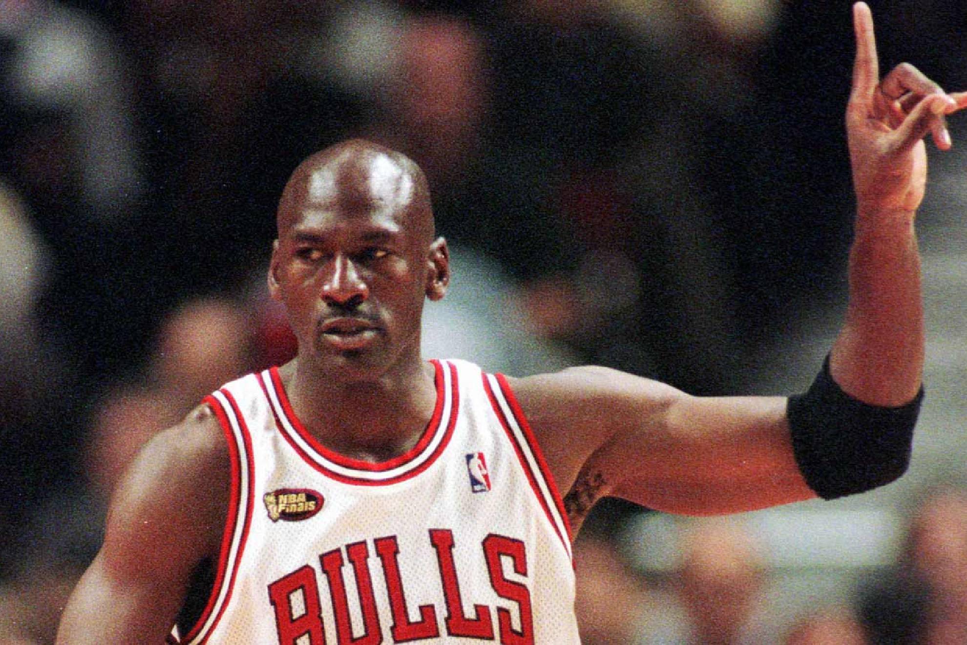 Michael Jordan sigue mostrando su incansable talento jugando basquetbol.