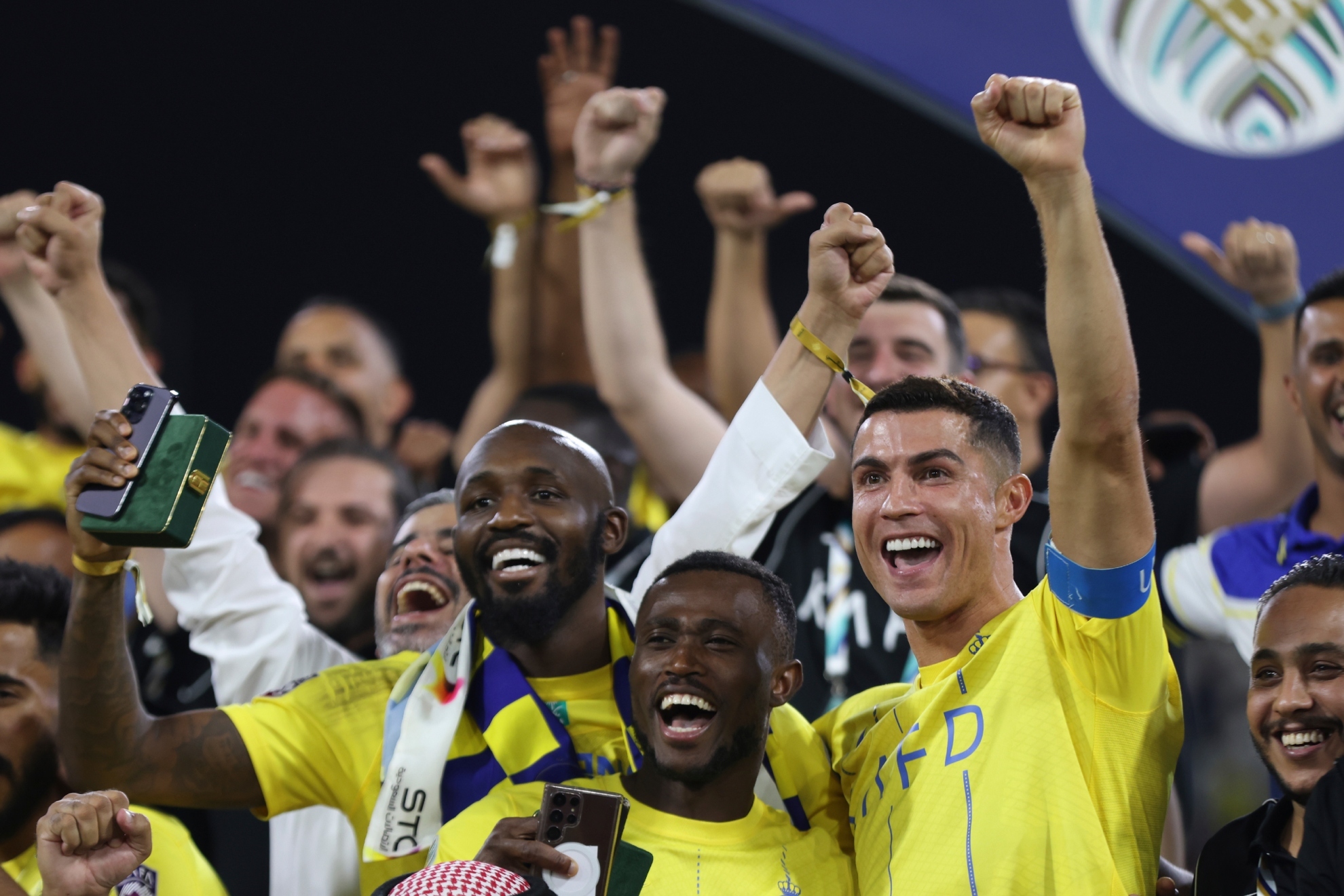 Cristiano Ronaldo celebra junto a los hinchas del Al Nassr.