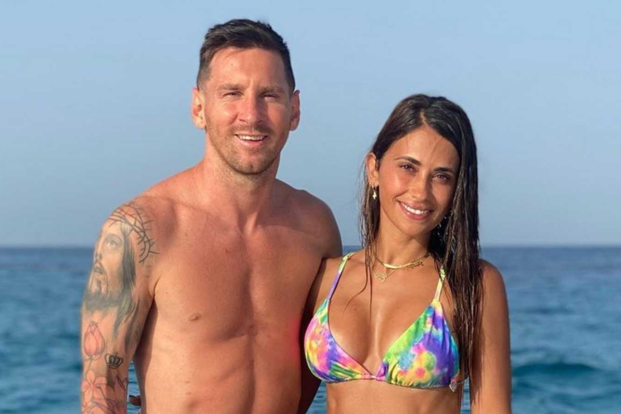 Messi y Antonela, en una foto en la playa.