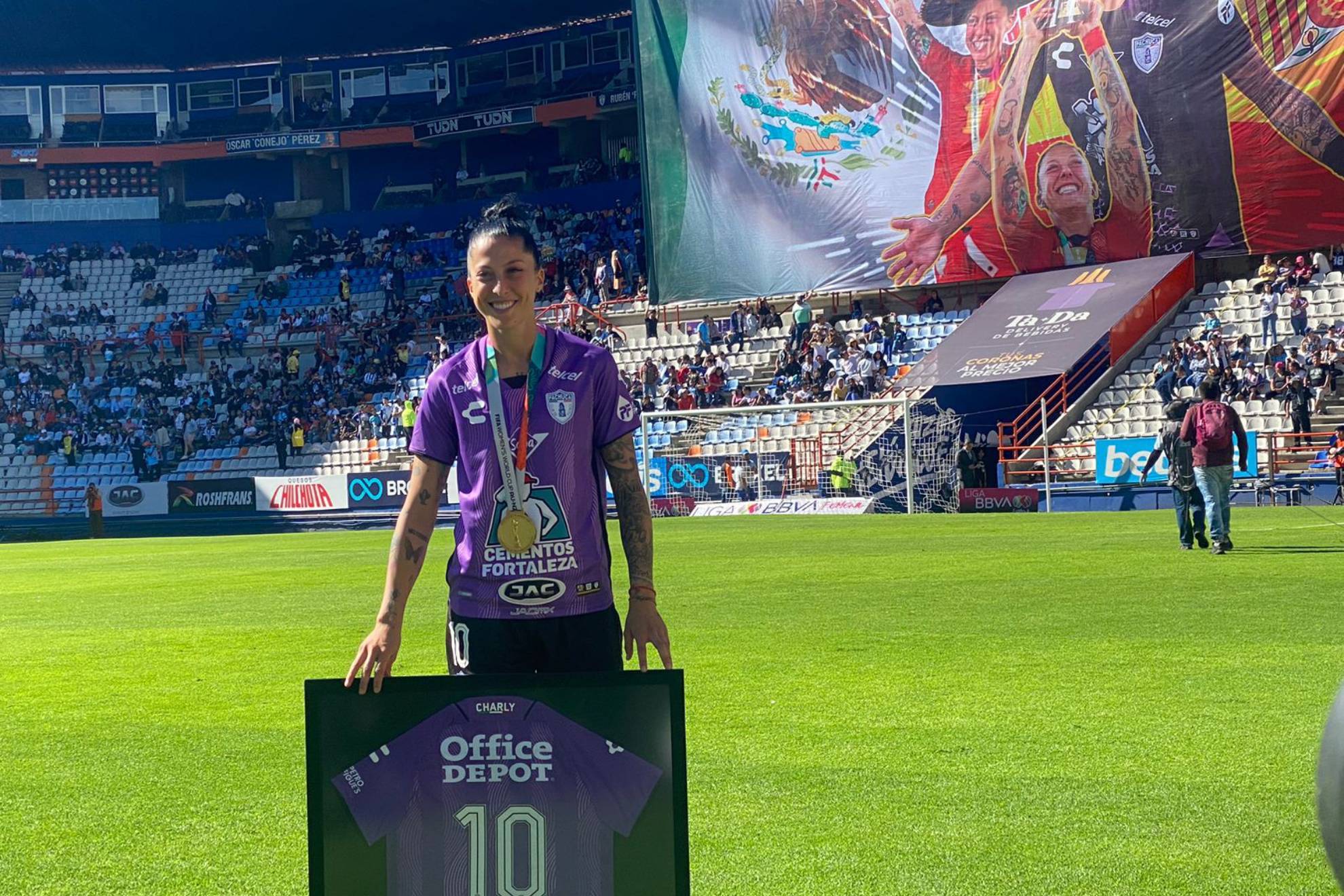 Jenni Hermoso recibió homenaje en su regreso a Liga MX