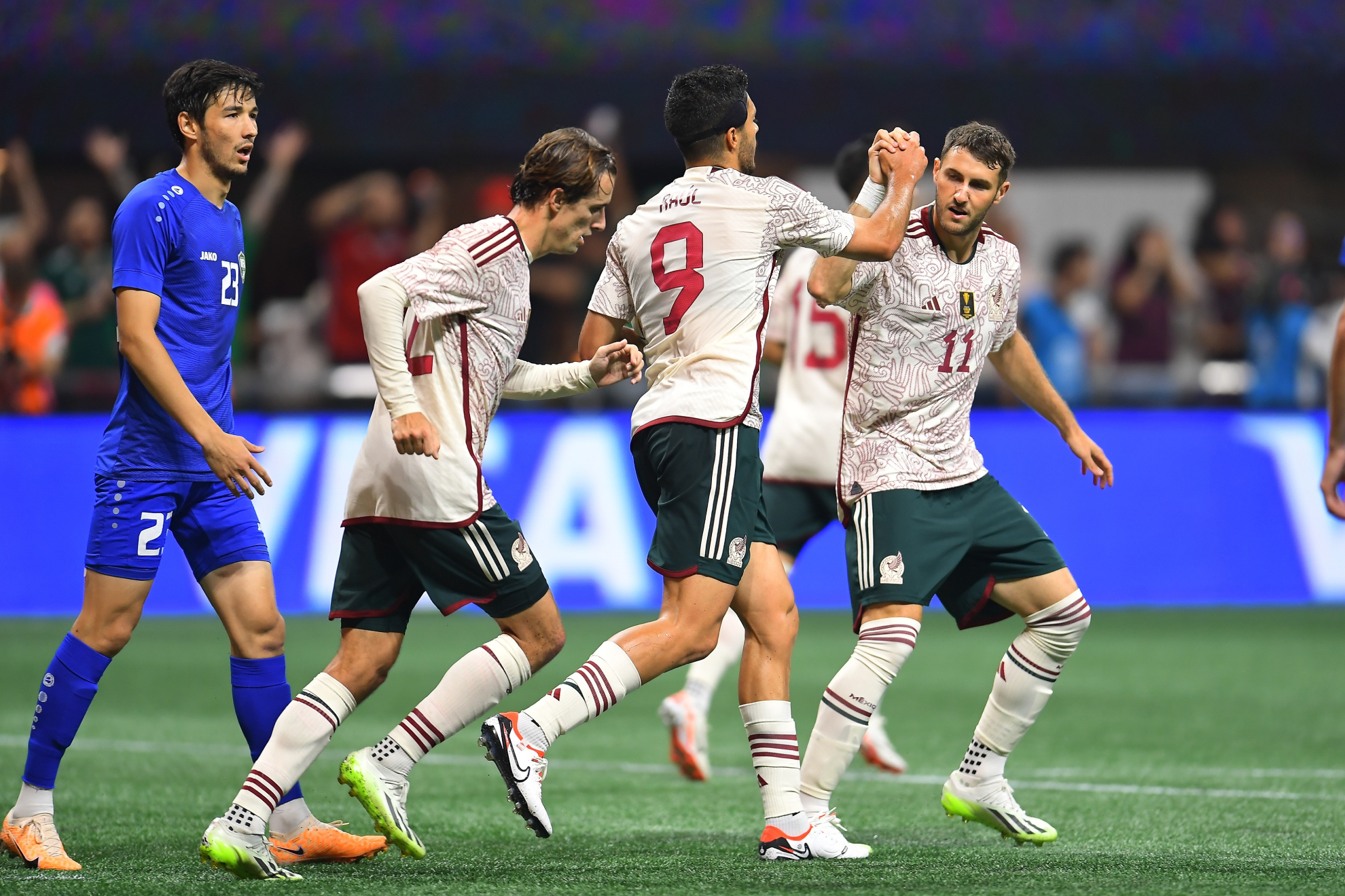 La Selección Mexicana celebra uno de los goles de Raúl Jiménez en el amistoso contra Uzbekistán en el Mercedes-Benz Stadium.