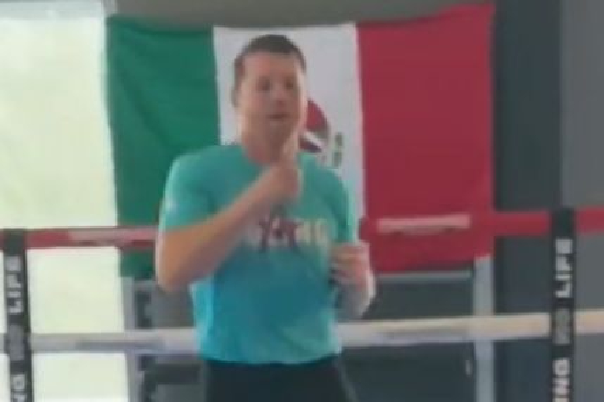 Alegre se nota el deportista mexicano, motivado y casi listo para el combate.