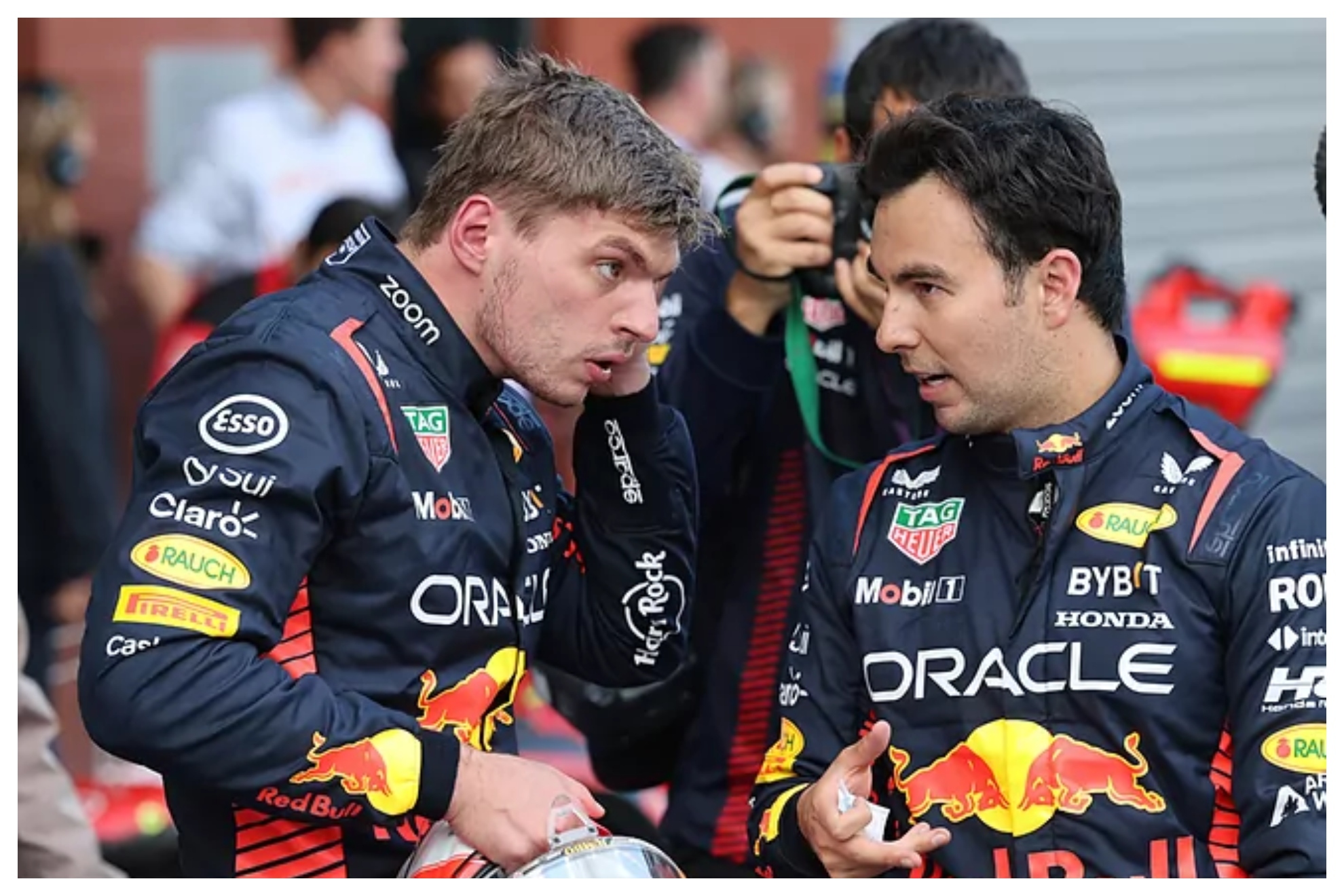 Verstappen y Checo charlan amigablemente durante un Gran Premio