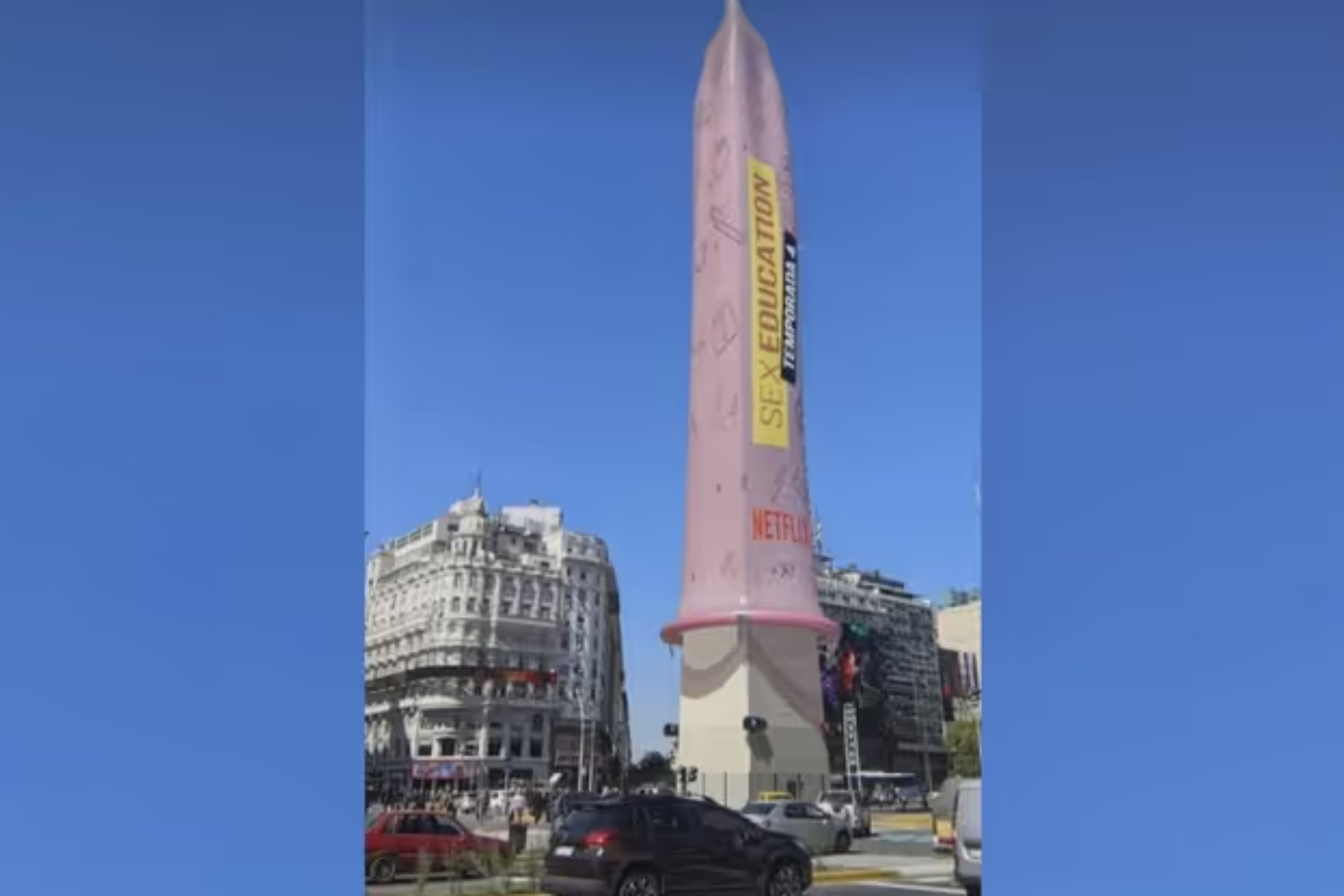 Un enorme condón cubrió el Obelisco de Argentina por la promoción de la 4a temporada de Sex Education