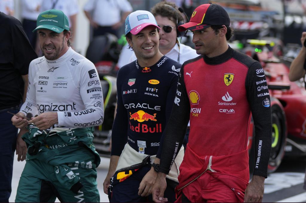 Checo Pérez, espectador del 'pique' Carlos Sainz vs Fernando Alonso