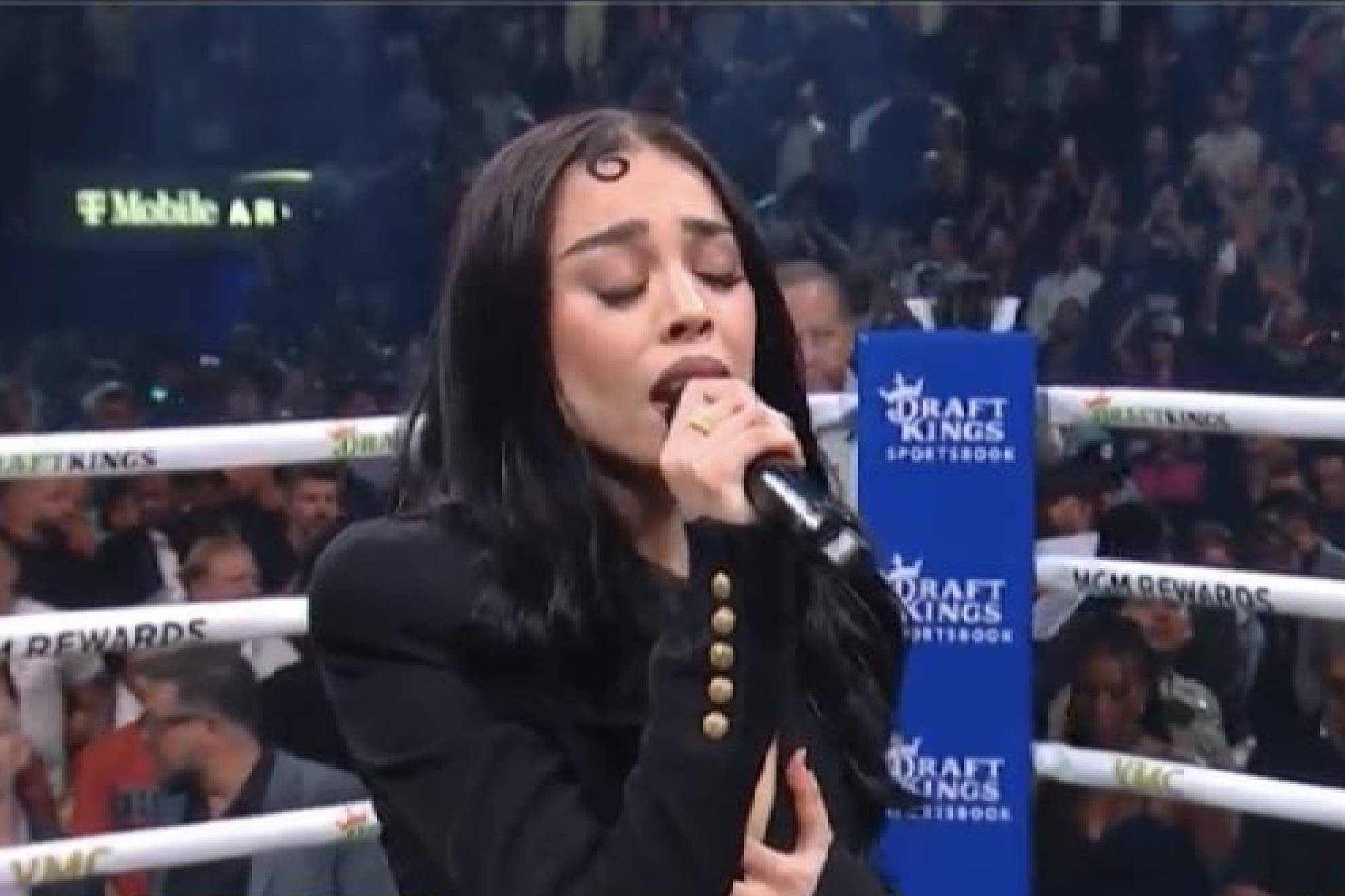 Danna Paola cantó el Himno Nacional Mexicano en la pelea del Canelo Álvarez.