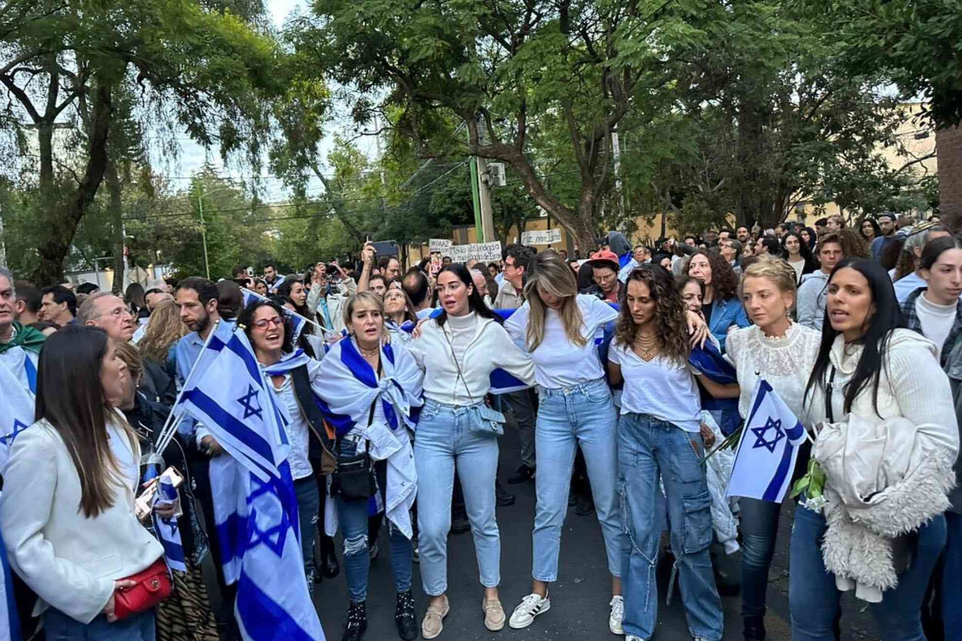 Emotiva manifestacin por la paz en la Embajada de Israel en la Ciudad de Mxico