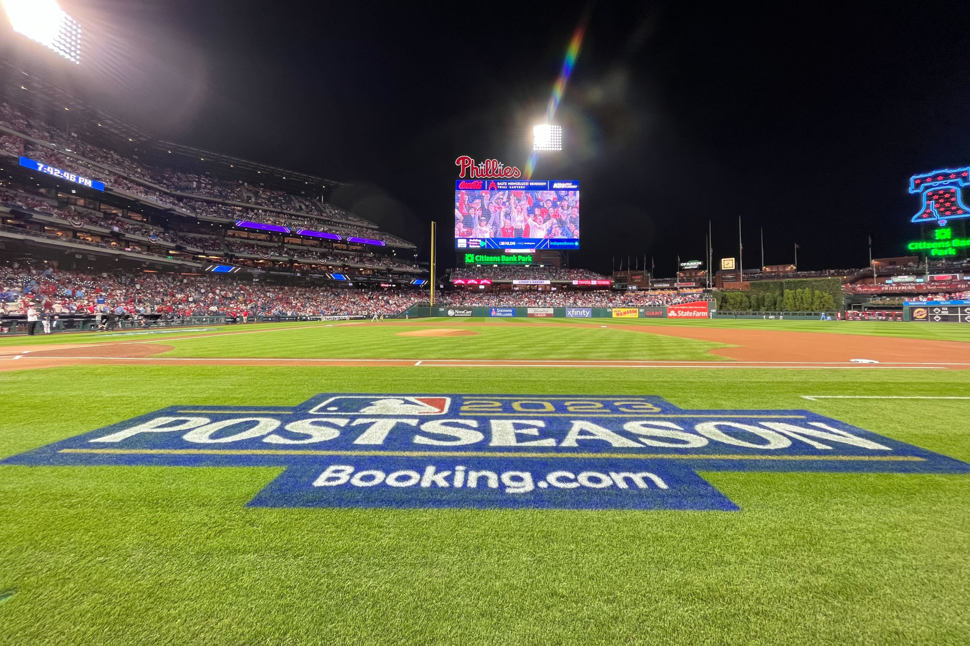 Atléticos vencen a los Astros, Andrus empuja 3