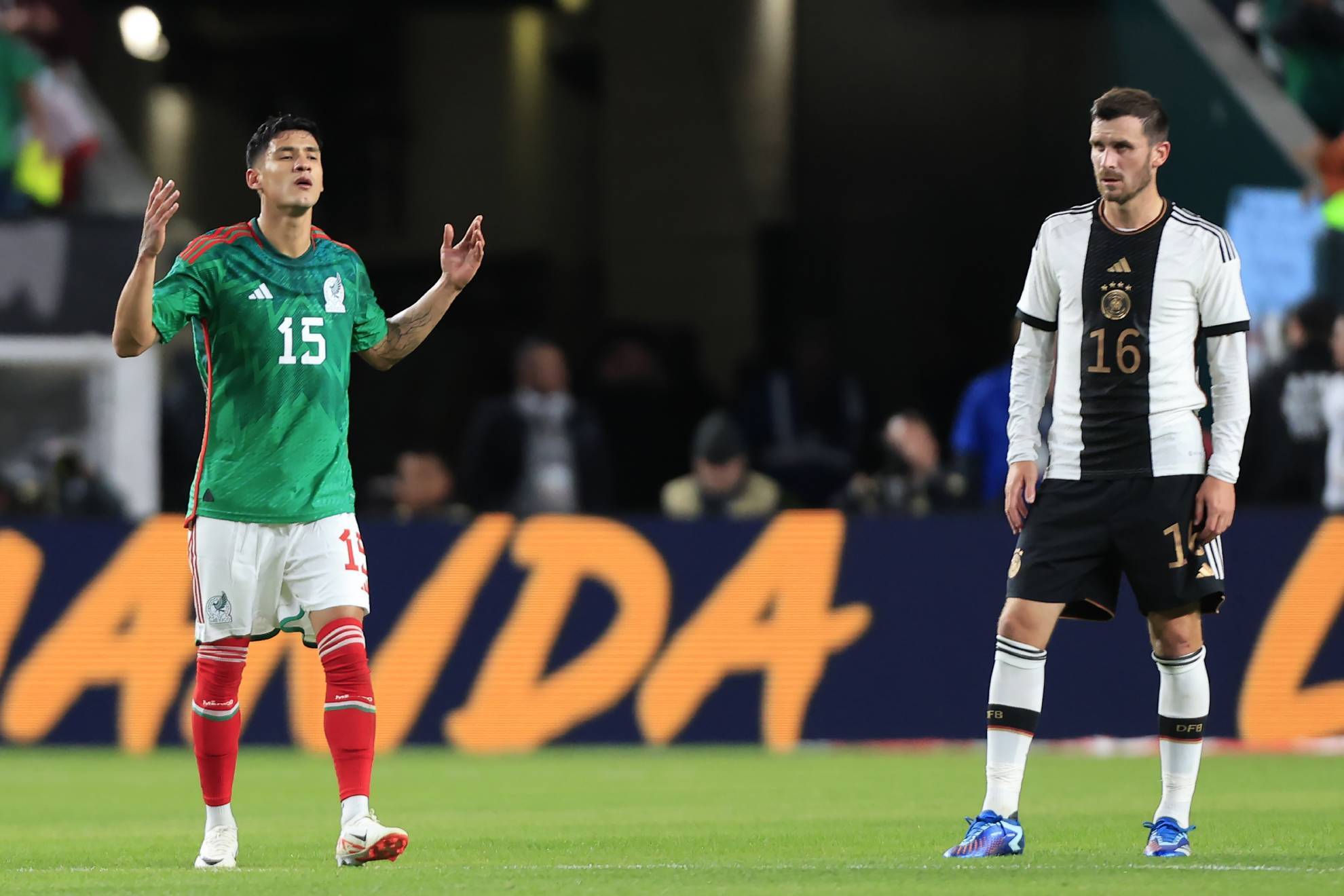 Uriel Antuna celebra el gol