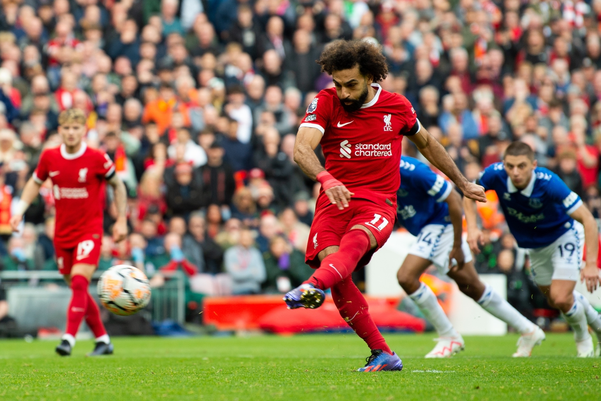 Salah anota el primer gol de penal.