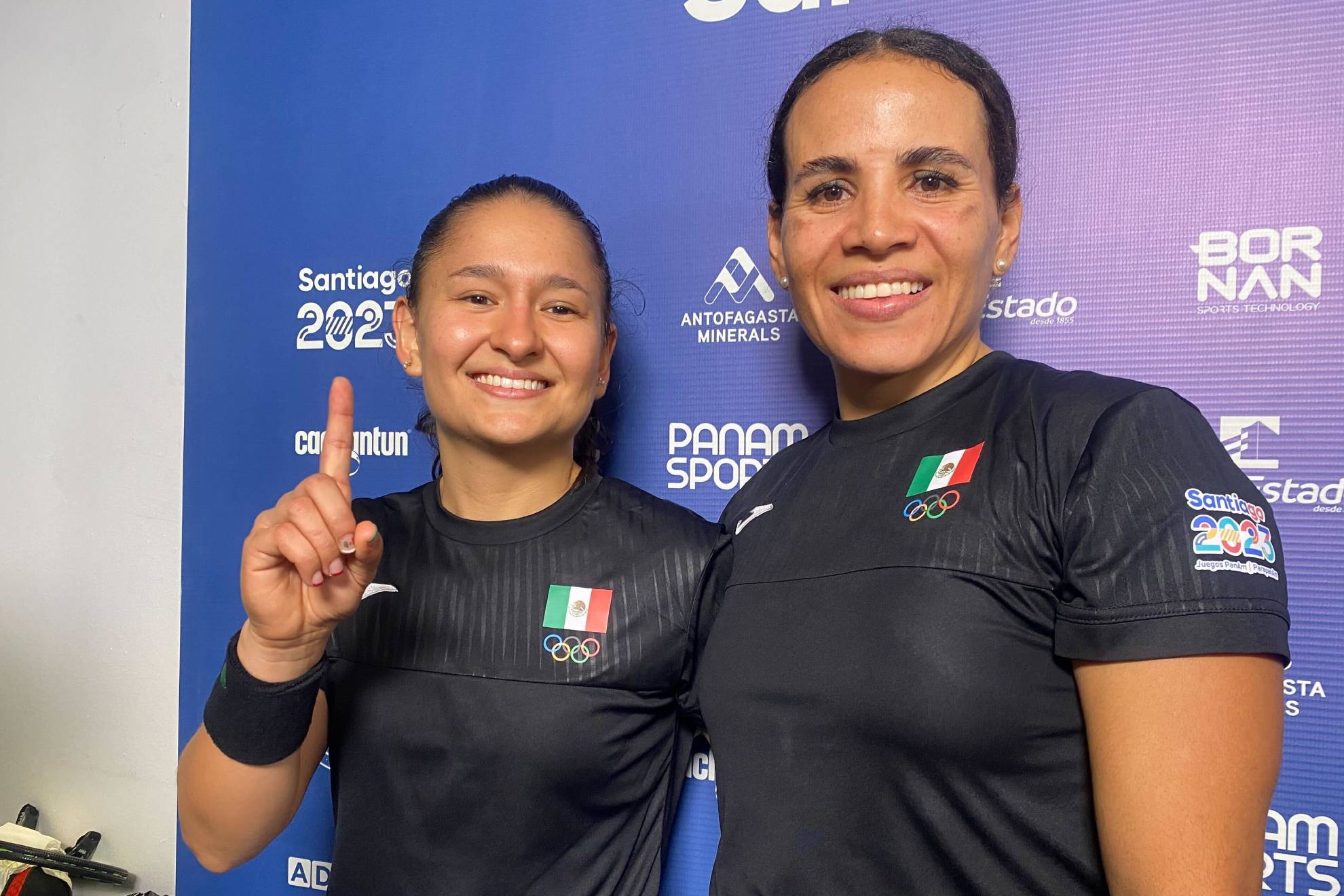 Ariana Cepeda y Ximena Placito tras ganar el oro en Panamericanos