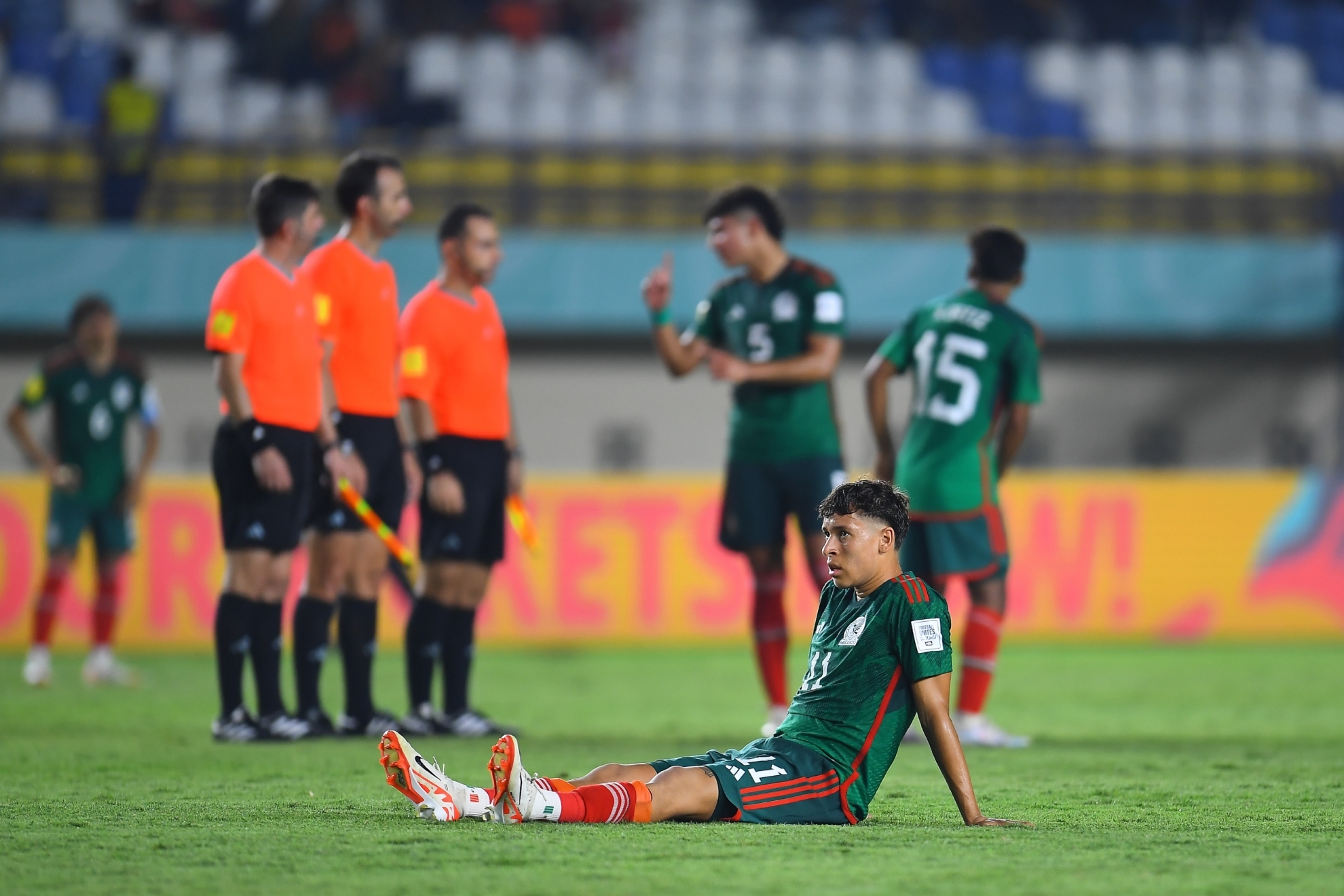 Los jugadores de Mxico se lamentan tras el empate ante Venezuela