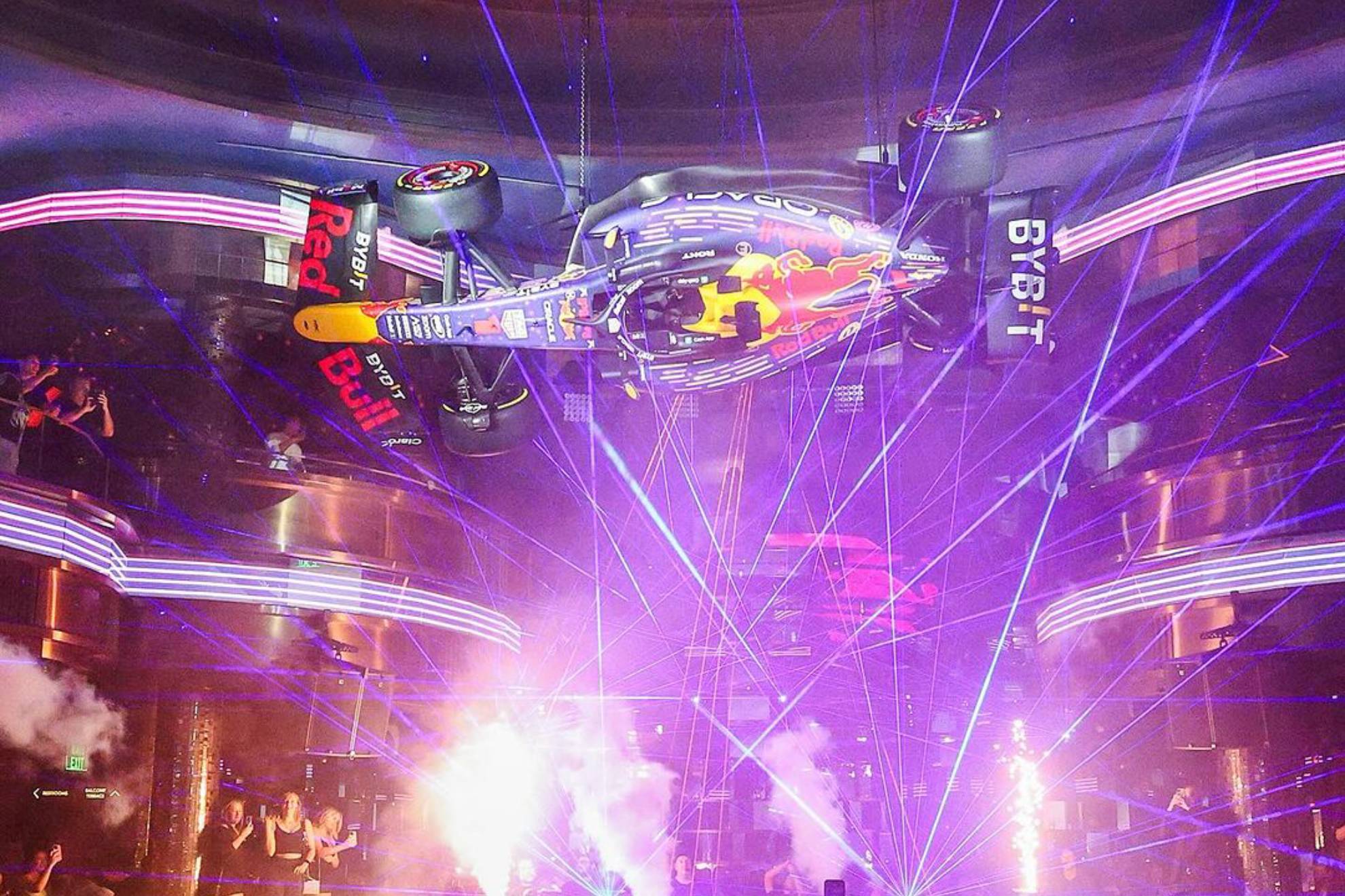 El RB19 de Checo Prez luce en techo de antro: Red Bull presenta el livery para el GP de Las Vegas