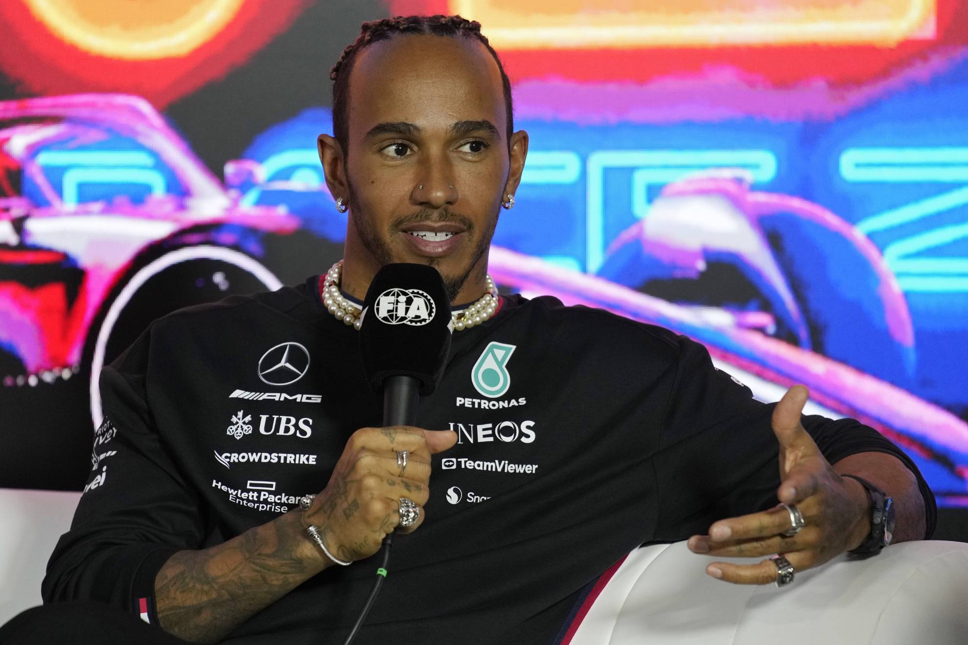 Lewis Hamilton lanza dura advertencia a Checo Prez para el GP de Las Vegas