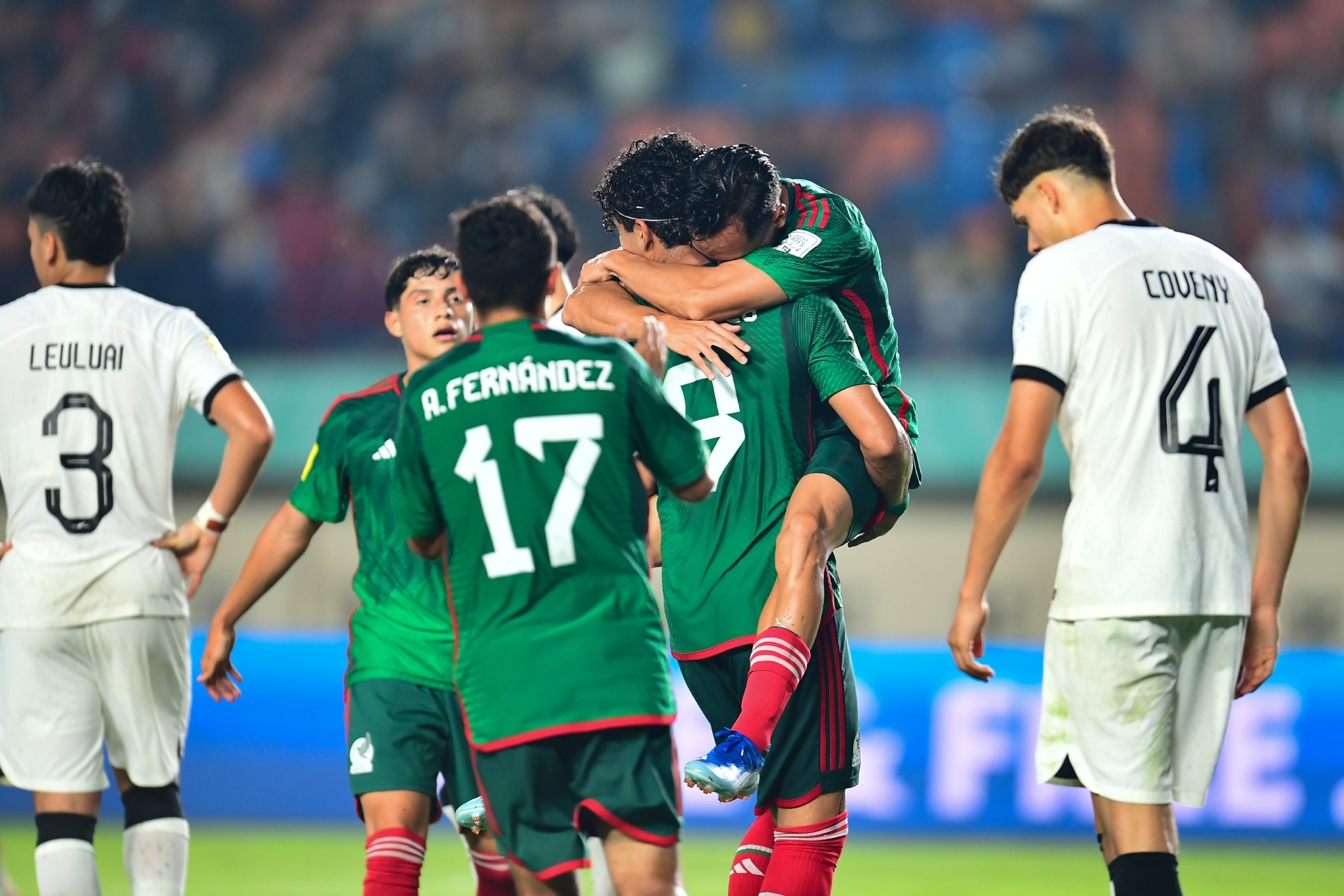 Los jugadores de Mxico celebran un gol a Nueva Zelanda
