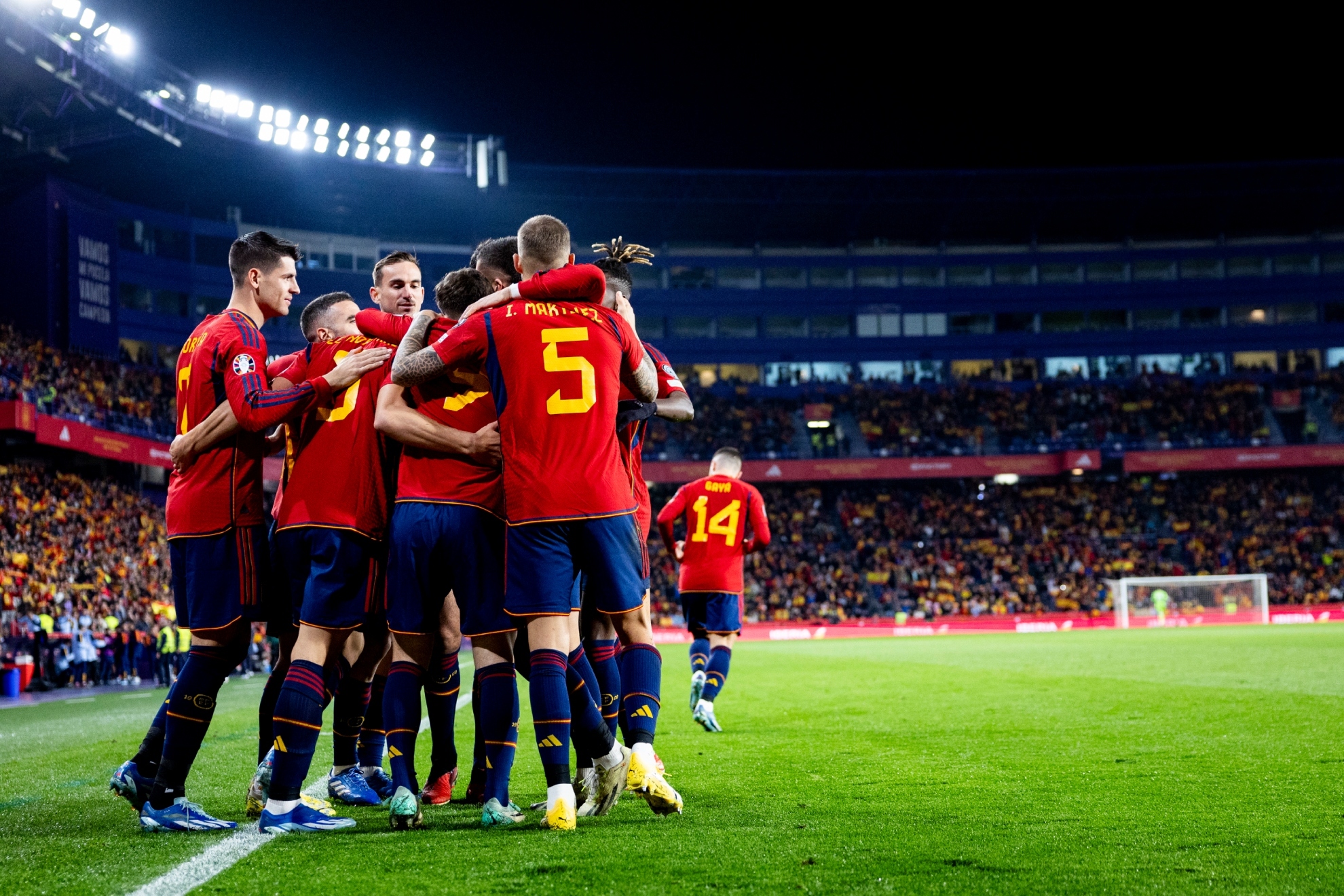 Los jugadores de España celebran uno de los tres goles a Georgia.